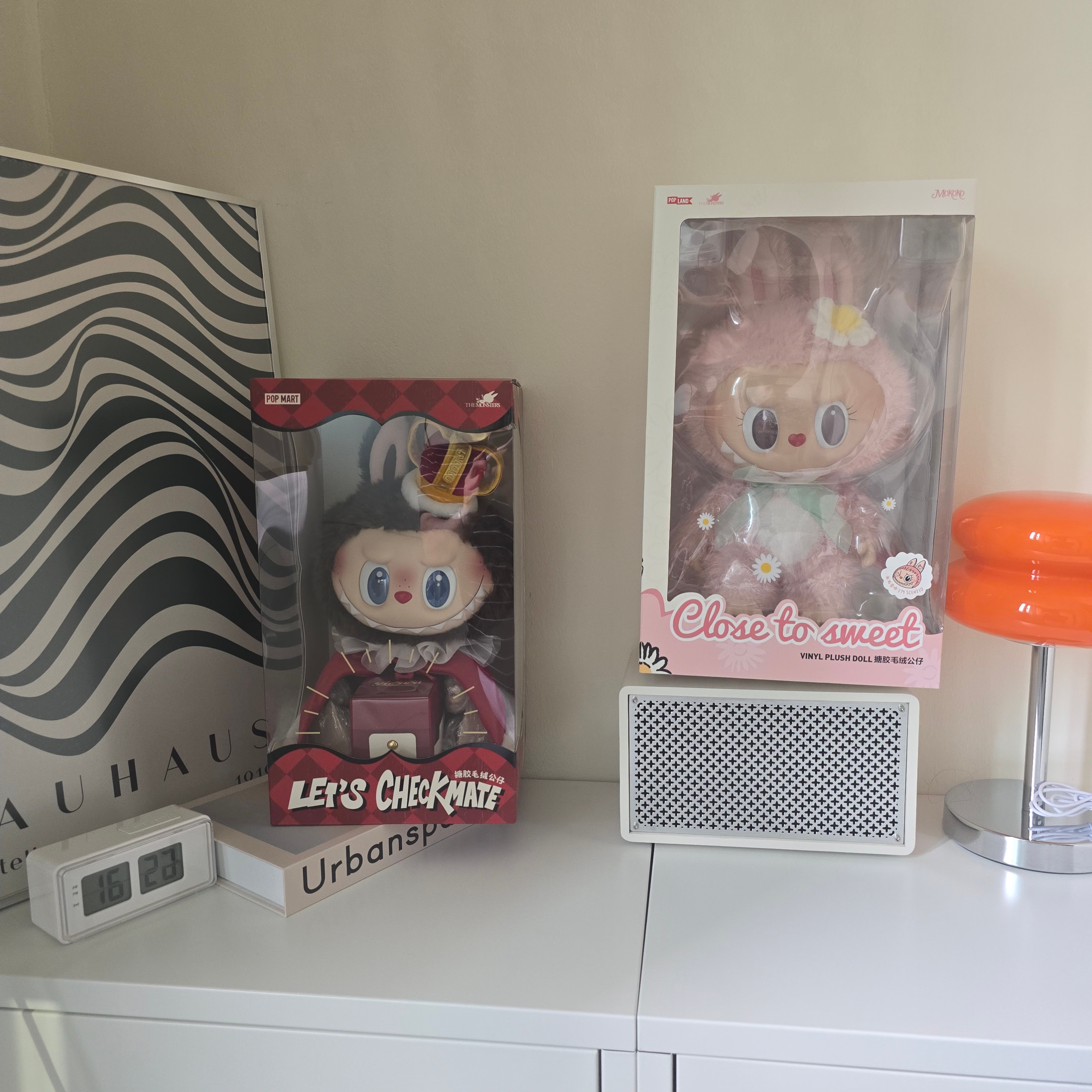 Pop Mart Labubu Mokoko Close to Sweet Vinyl Plush Doll 착용 스타일