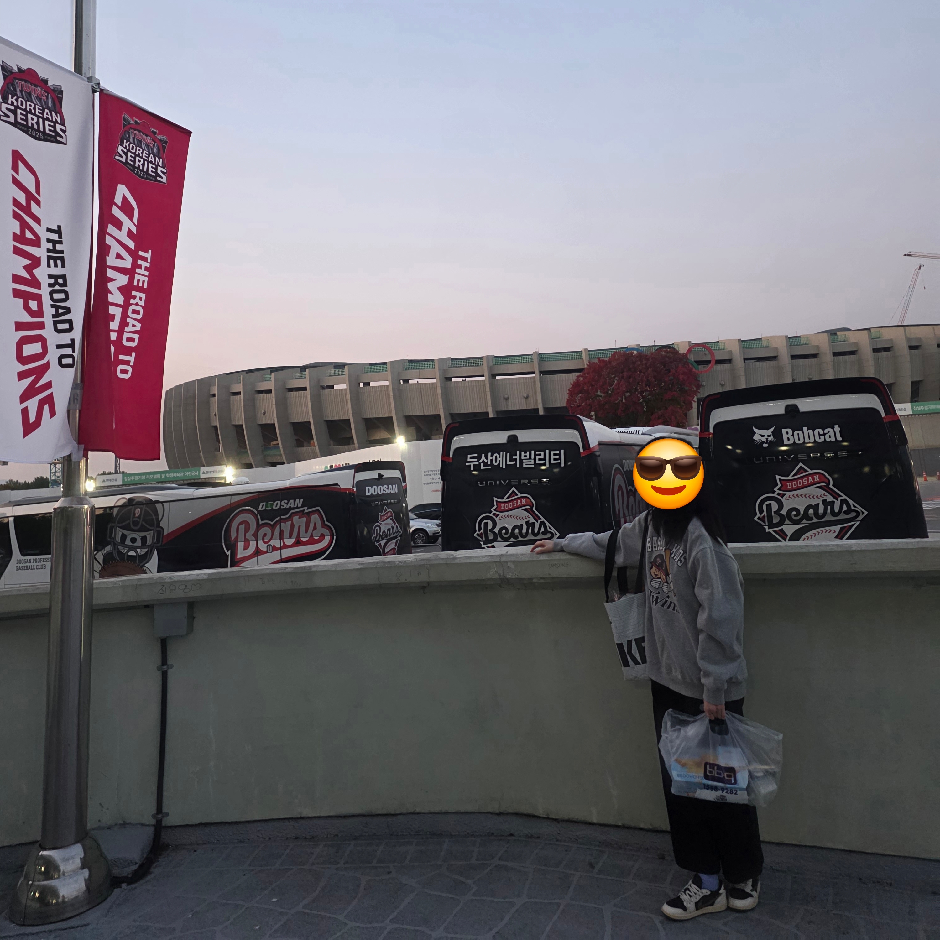 (PS) Jordan 1 x Travis Scott Retro Low OG SP Medium Olive, BDNS x LG TWINS Baseballkids Sweatshirt Grey 착용 스타일