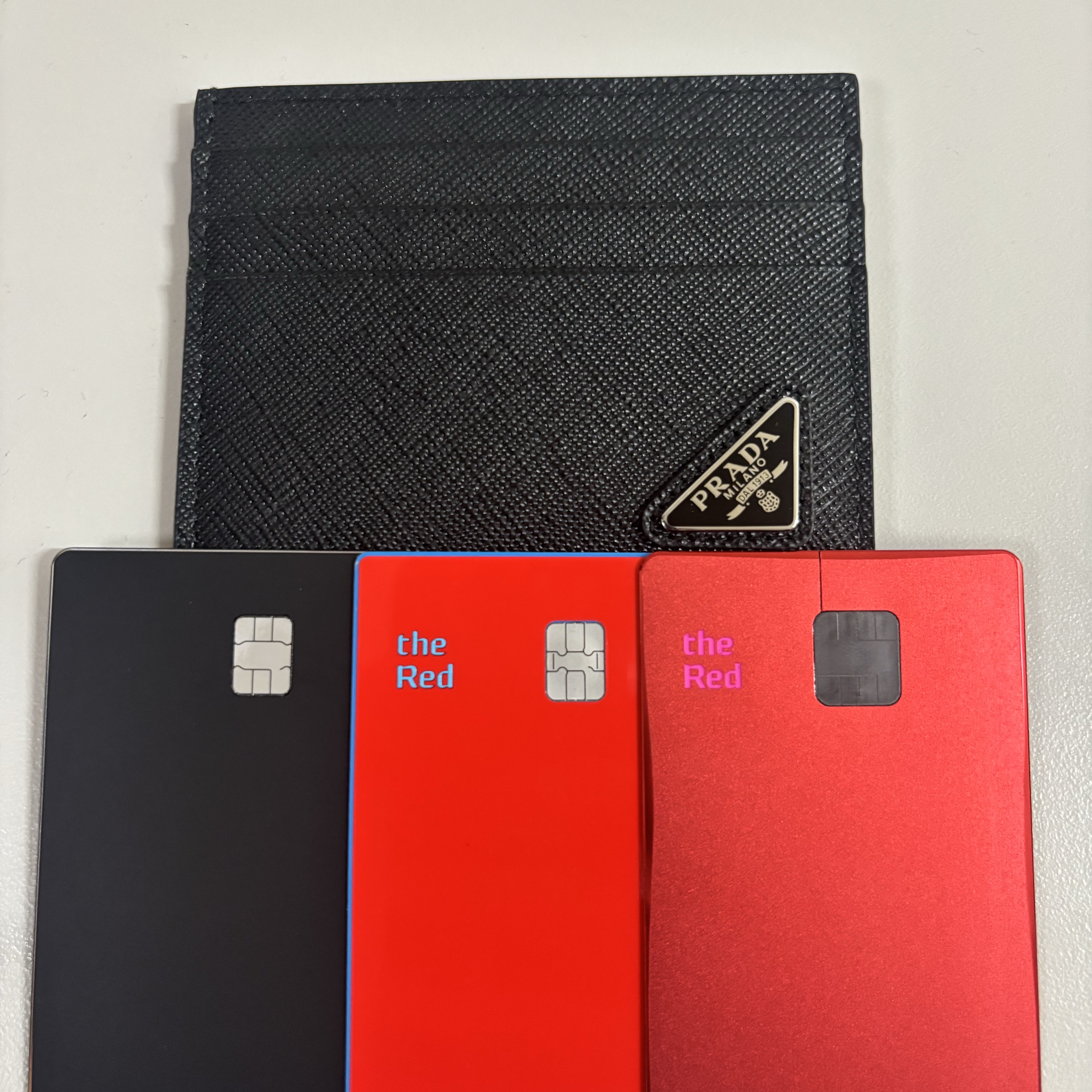 Prada Saffiano Leather Card Holder Black 착용 스타일 - 1
