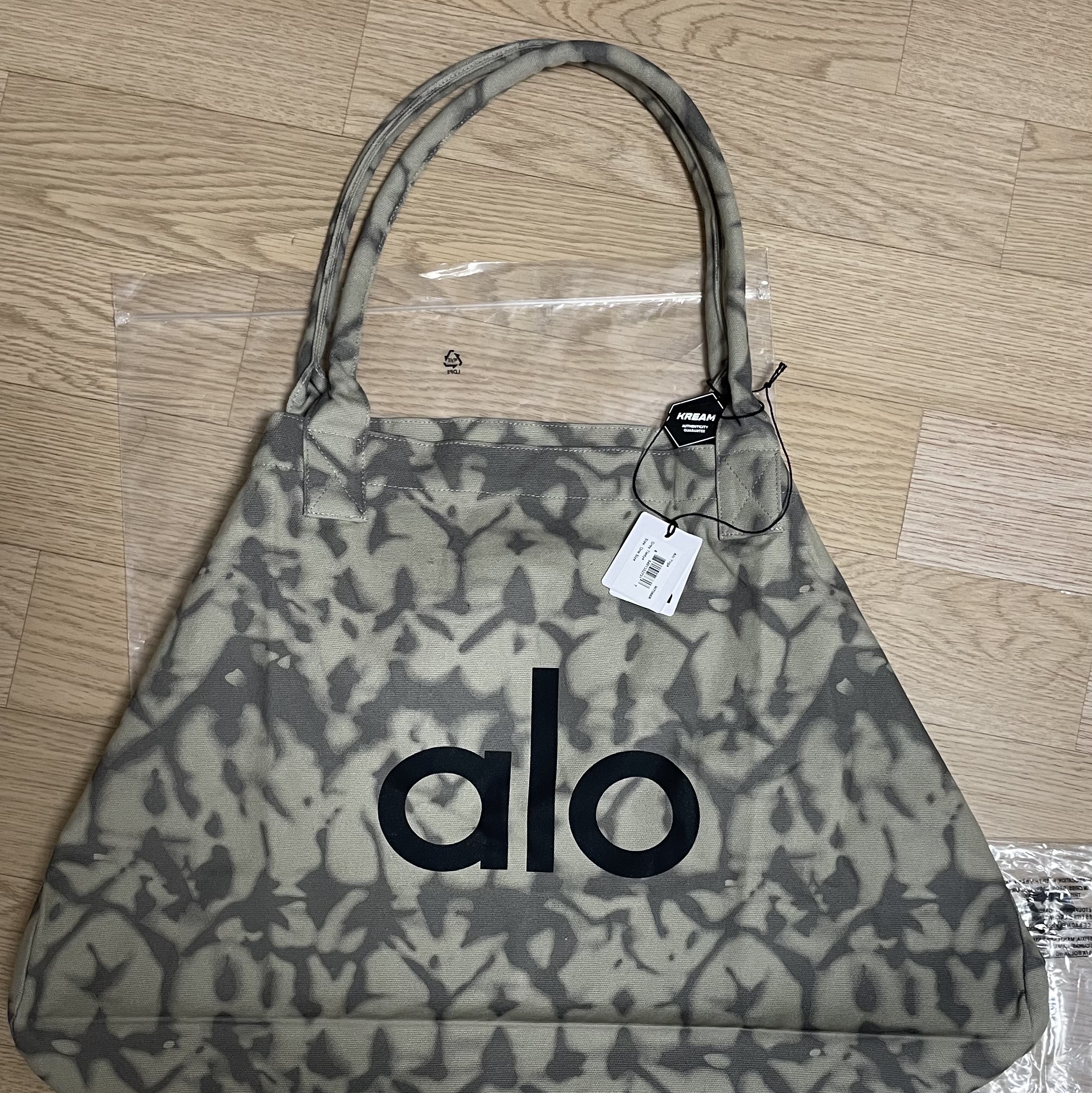 Alo Yoga Iconic Shopper Tote Bag Grey Tiedye 착용 스타일 - 4