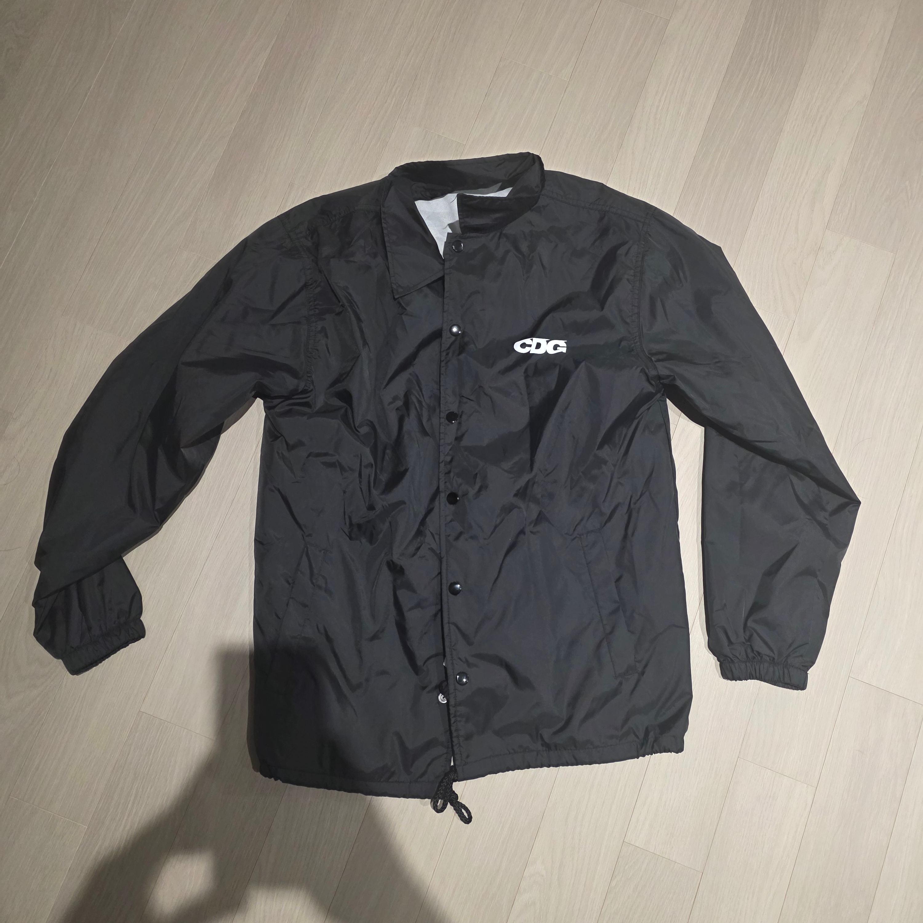 CDG Coach Jacket5 Black 착용 스타일