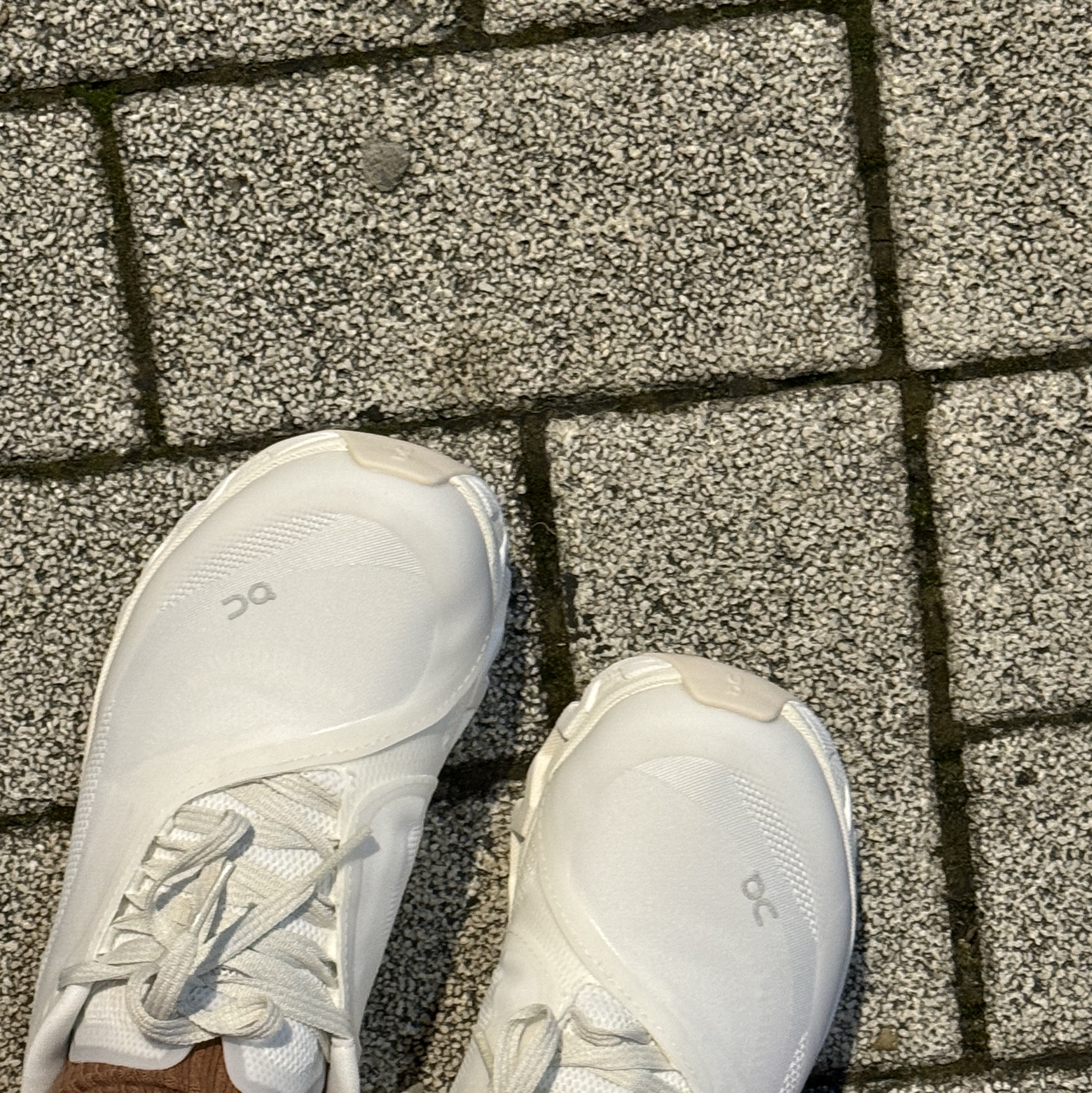 (W) On Running x Post Archive Faction (Paf) Cloudmonster Hyper White 착용 스타일 - 5