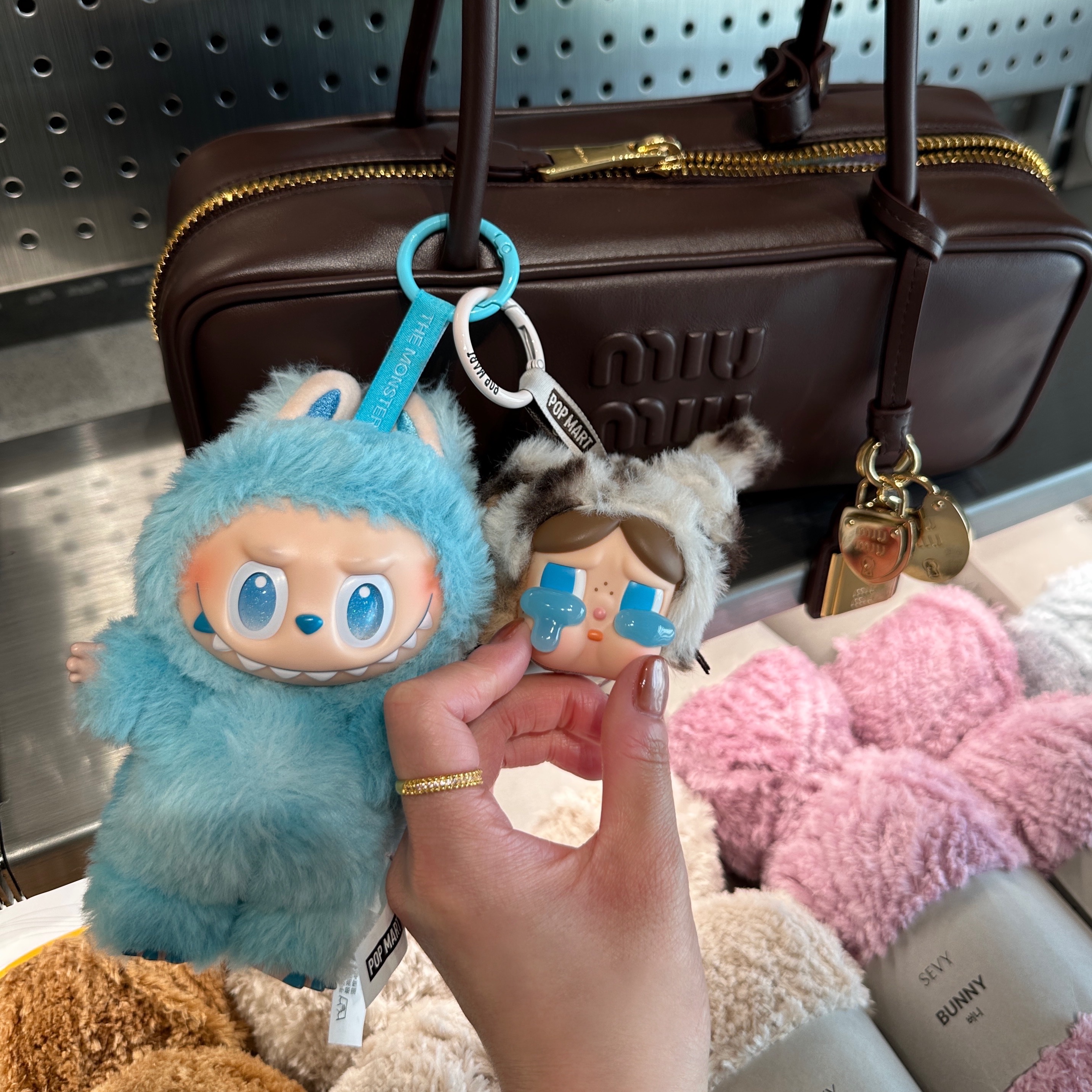Pop Mart Crybaby Wild But Cutie Series Vinyl Plush Pendant Vintage Cutie (Opened Case) 착용 스타일