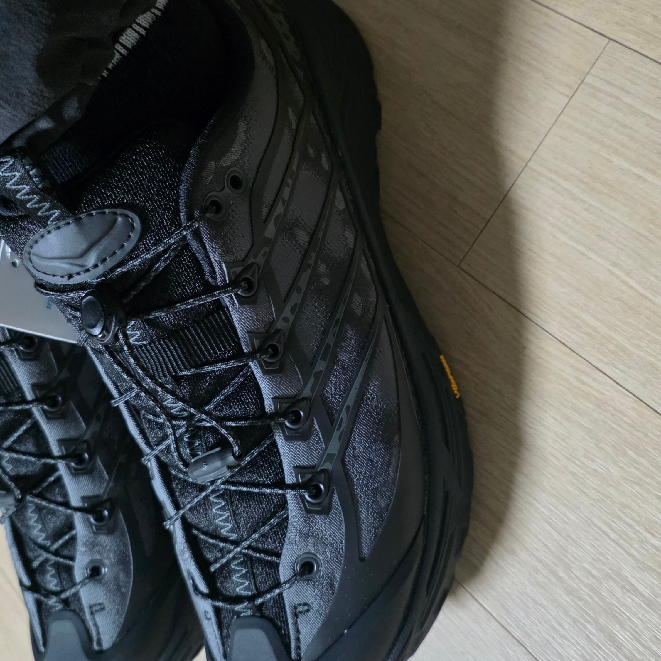 Hoka Mafate Three2 Tech Stealth Black 착용 스타일 - 2