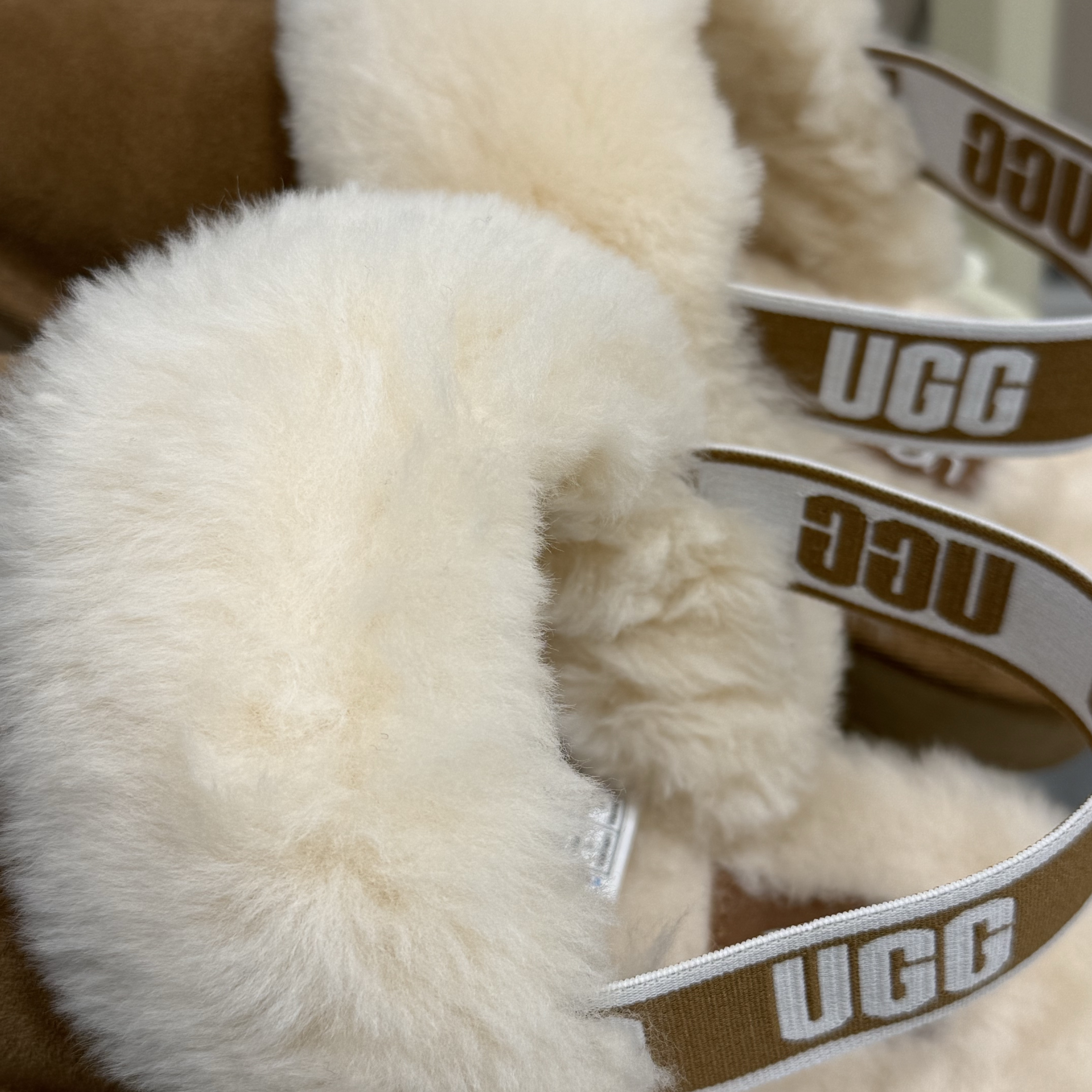 (Kids) UGG Funkette Slides Chestnut, Gucci Trademark Ring With Heart Pendant Silver 착용 스타일 - 2