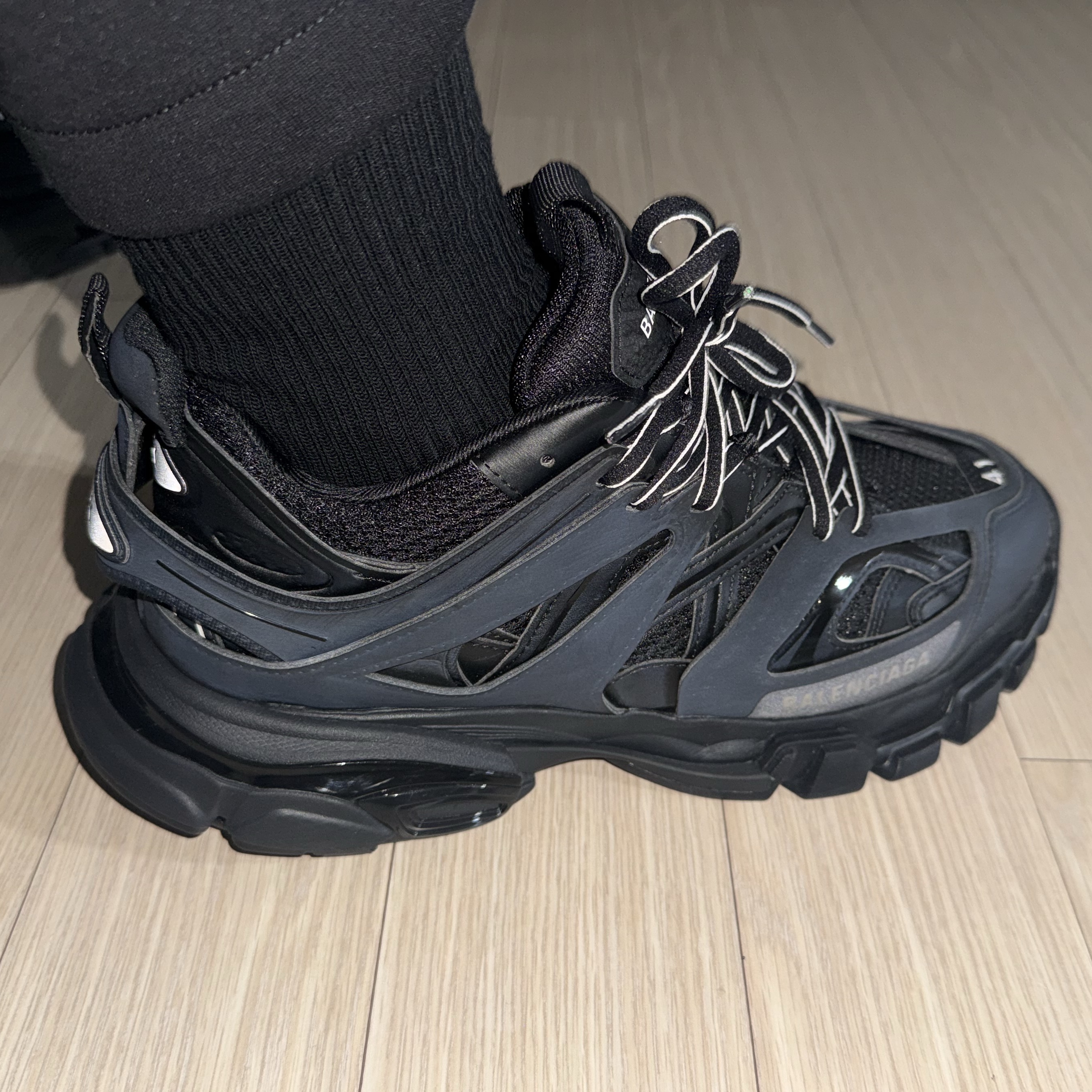 Balenciaga Track Sneakers Triple Black 착용 스타일 - 2