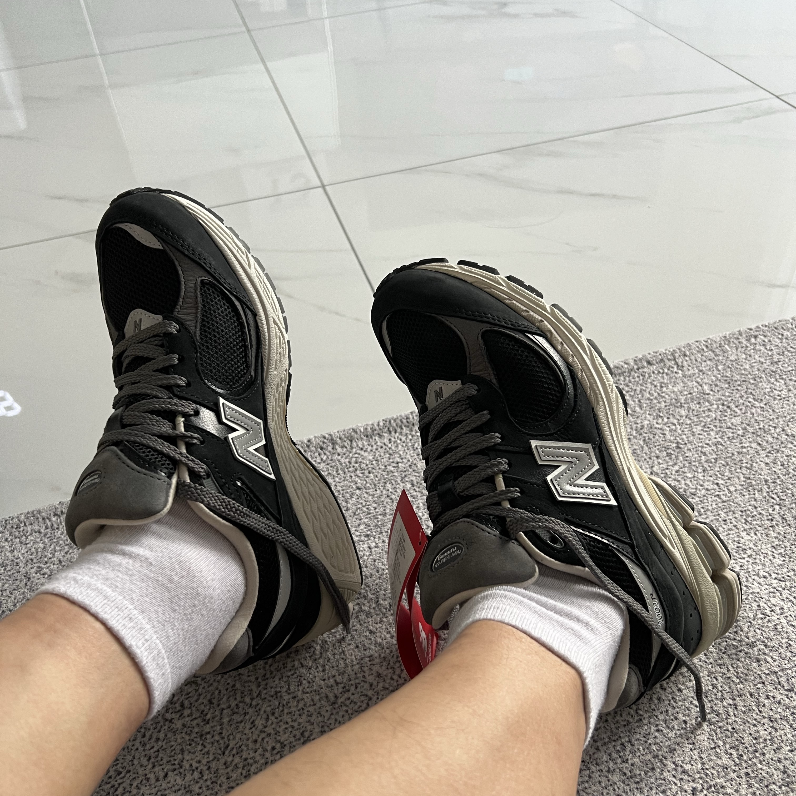 New Balance 2002R Premium Vintage Black 착용 스타일 - 4