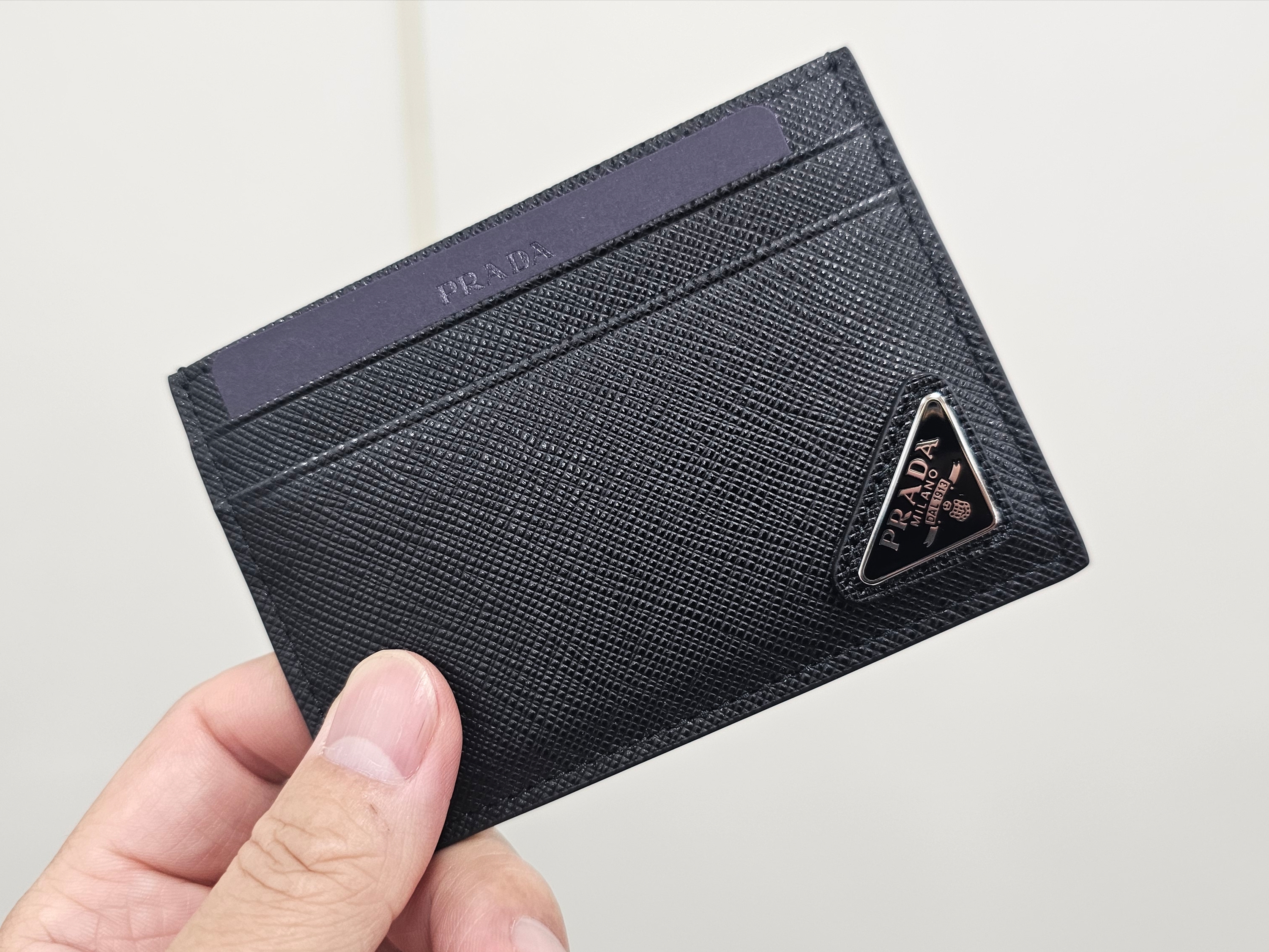 Prada Saffiano Leather Card Holder Black 착용 스타일