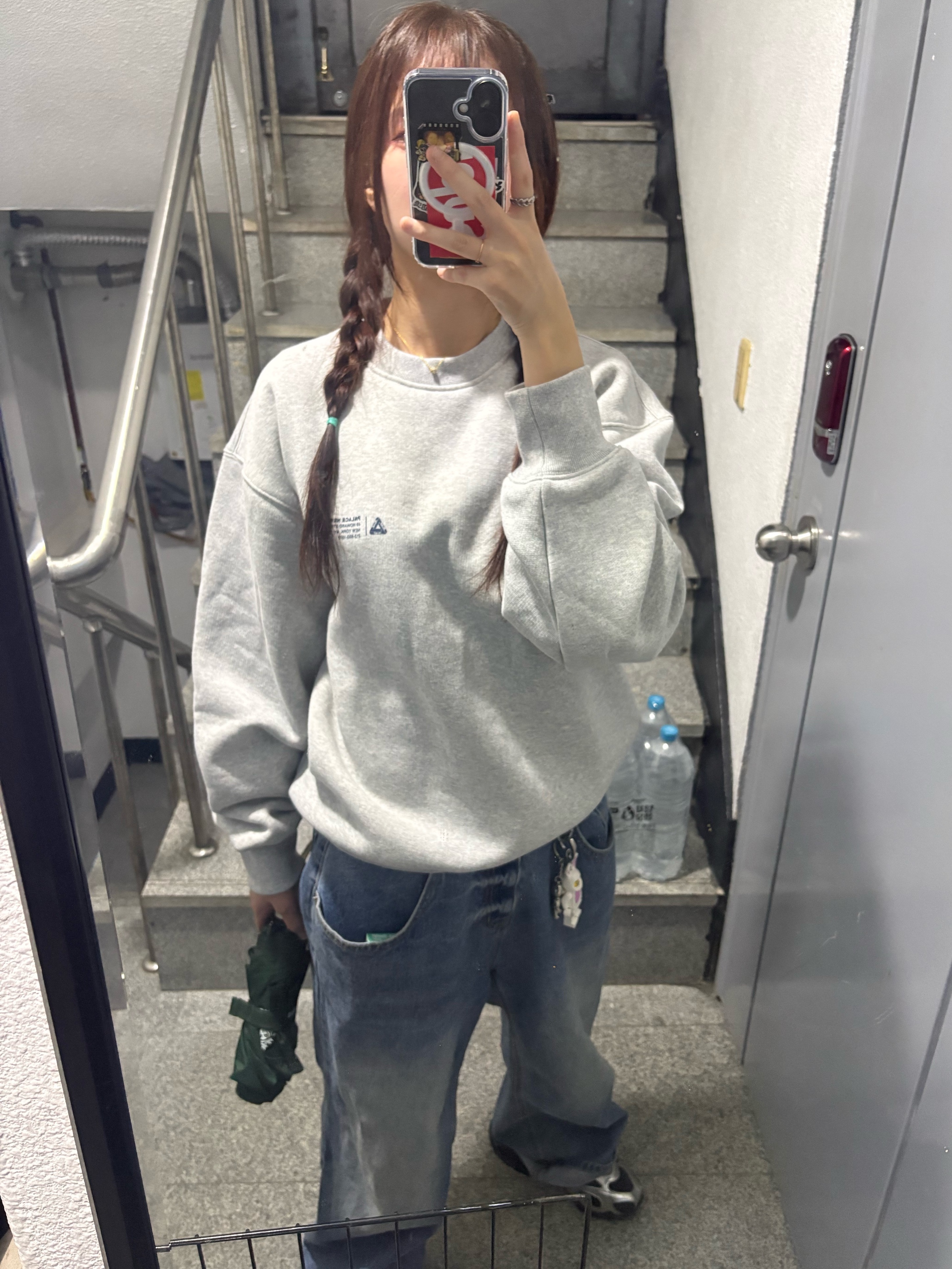 Palace Shop Locator Crew Grey Marl - 25FW, (W) Nike Air Max Muse Black and Metallic Silver 착용 스타일