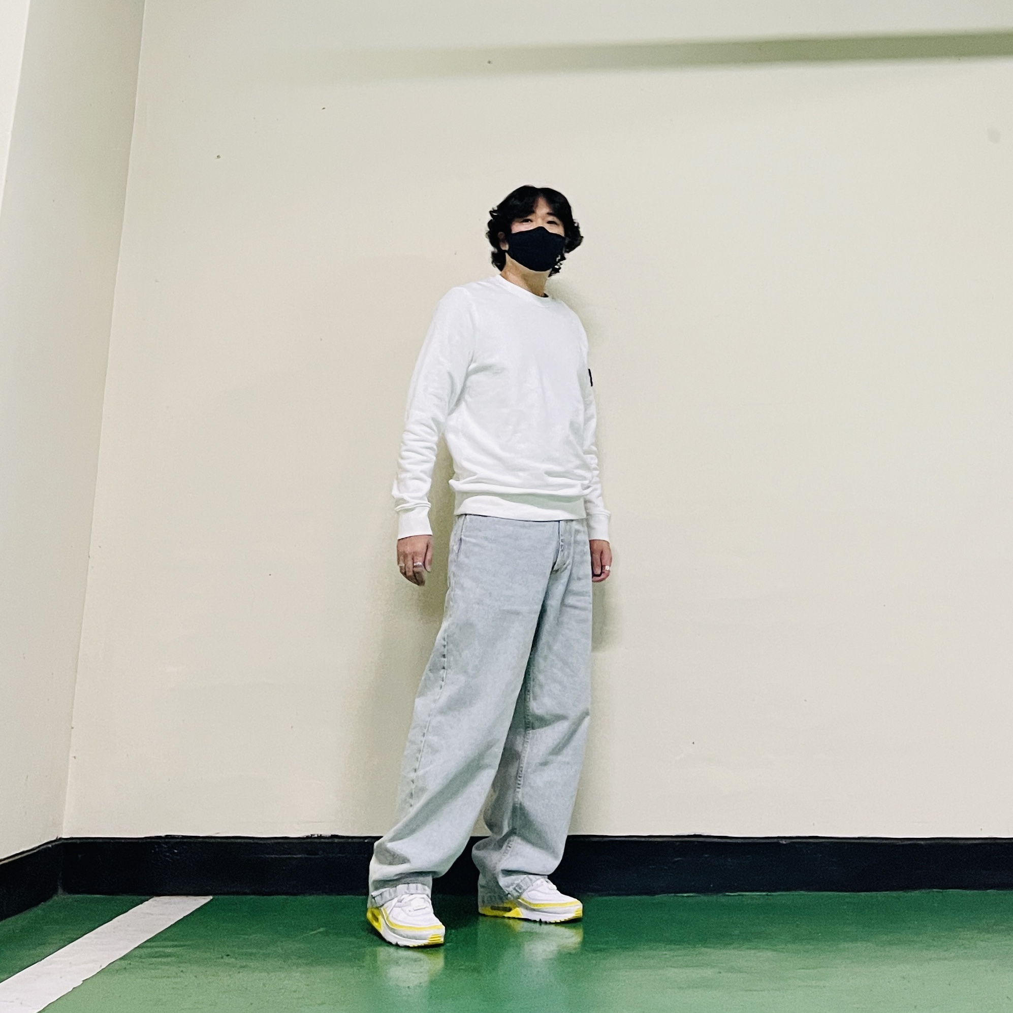 Stone Island 63020 Crewneck Sweatshirt White - 22FW, Nike x Undefeated Air Max 90 White Optic Yellow 착용 스타일 - 4
