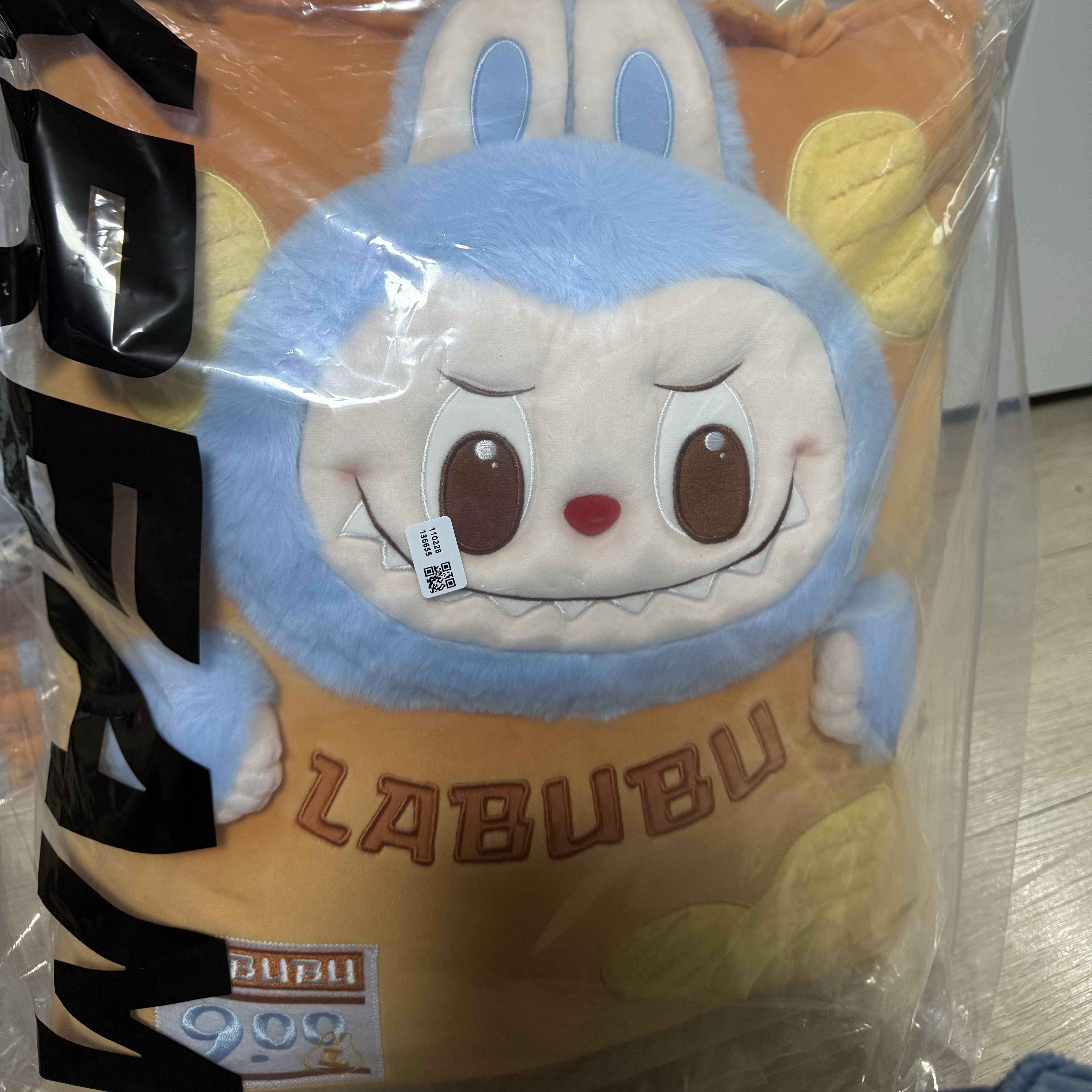 Pop Mart Labubu The Monsters Wacky Mart Series Chips Pillow 착용 스타일