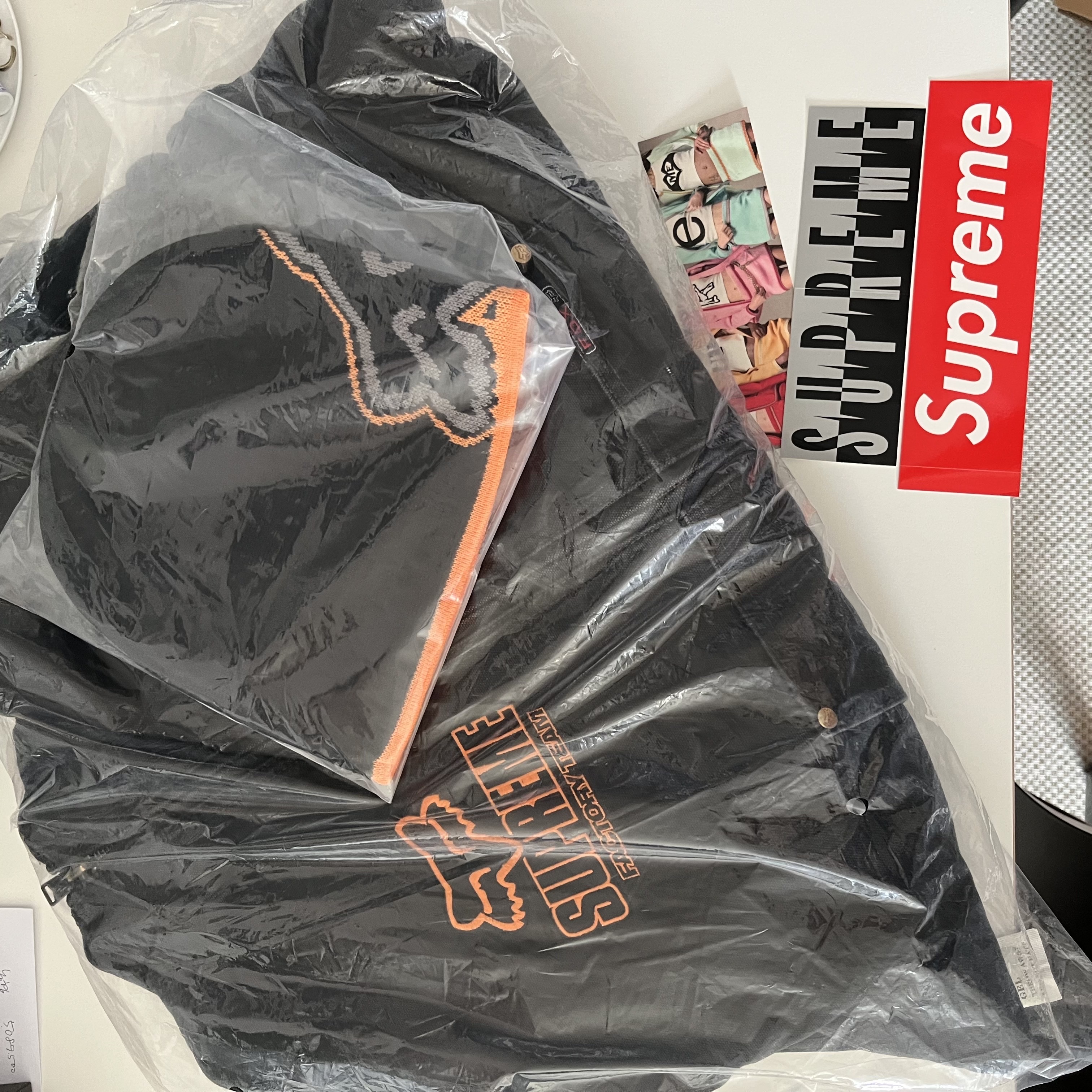 Supreme x Fox Racing Hooded Work Jacket Black - 25FW, Supreme x Fox Racing Beanie Black - 25FW 착용 스타일 - 3