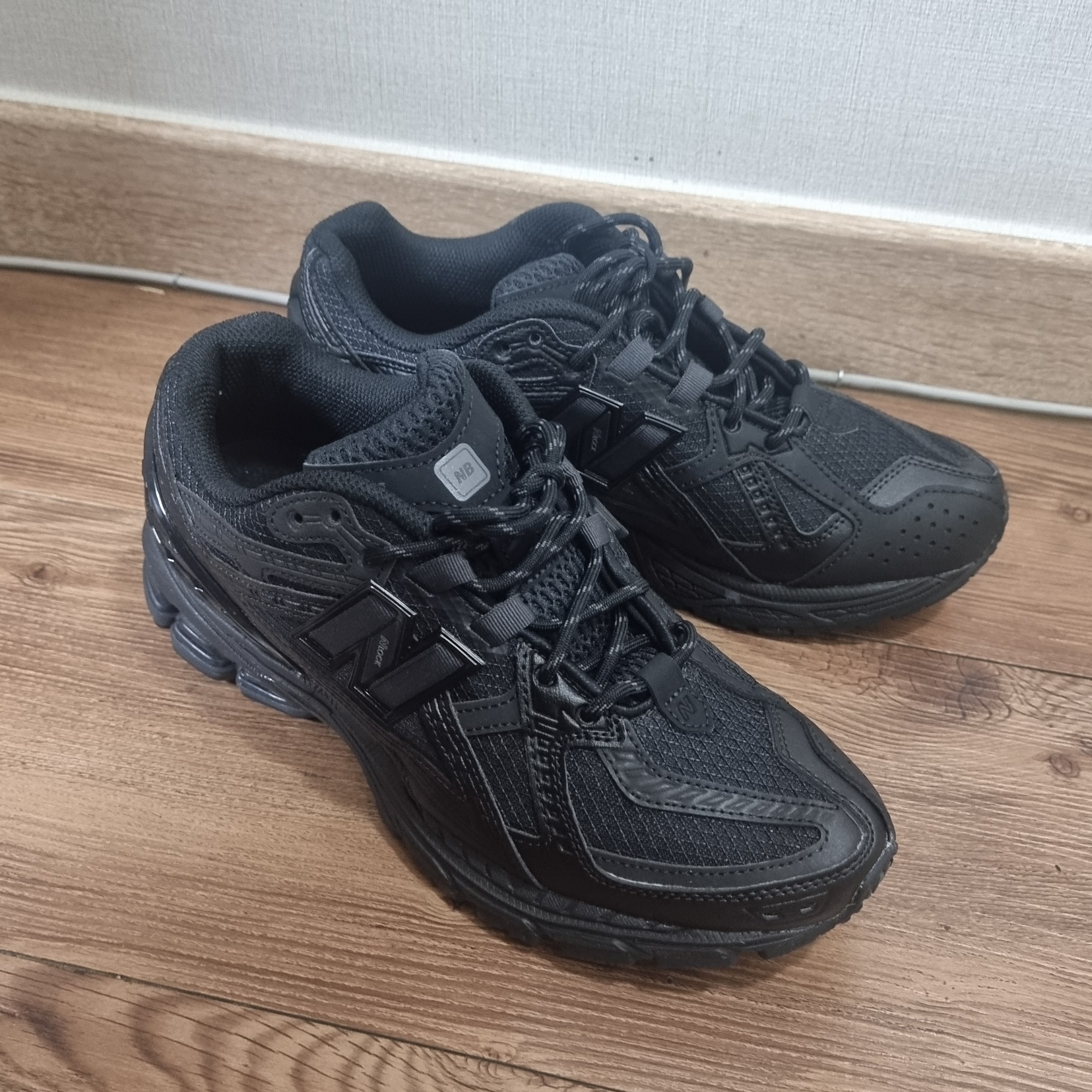 New Balance 1906U Triple Black 착용 스타일