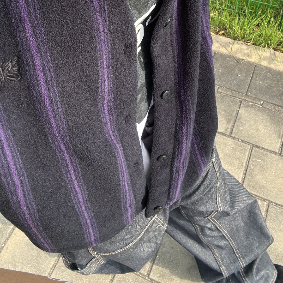 Uniqlo x Needles Fleece Oversized Cardigan Black - KR, GRAILZ x KOIN SEOUL Carpenter Raw Denim Pants Indigo 착용 스타일 - 1