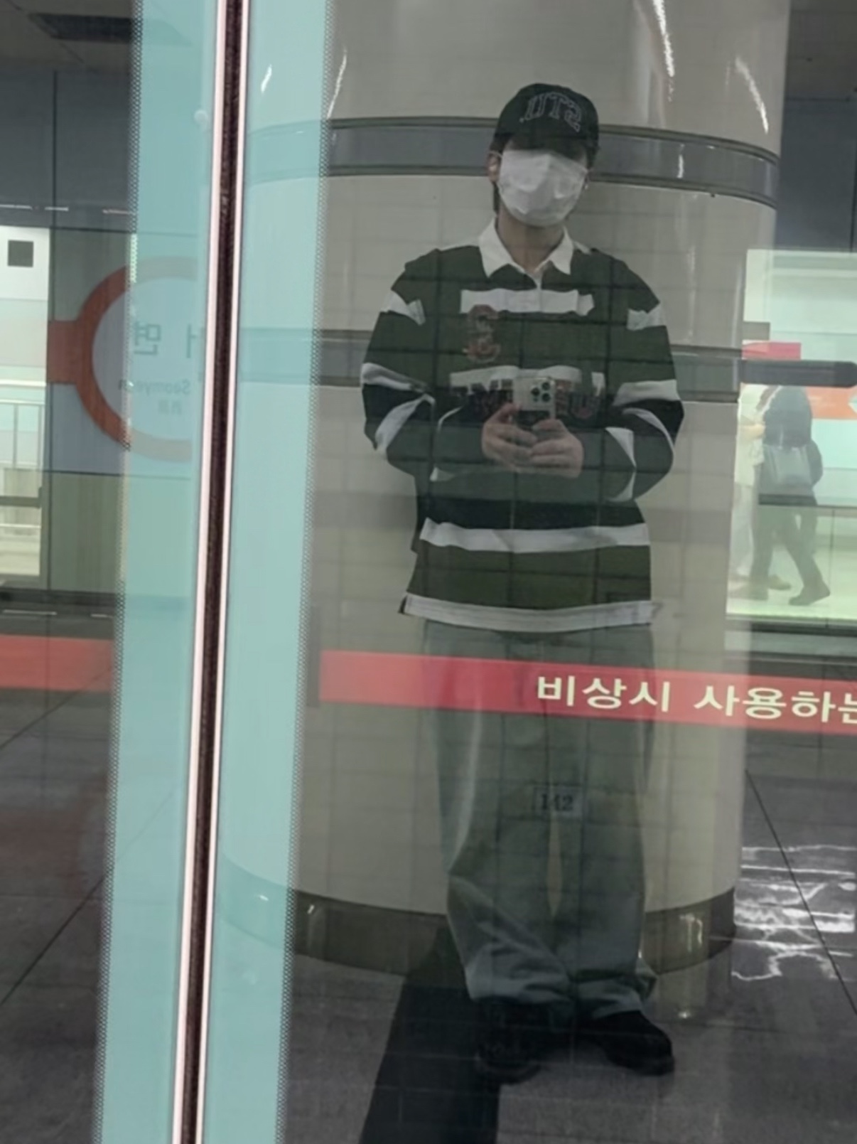 Supreme Stripe Rugby Black - 25FW, Stussy Denim Big OL' Jean Light Wash 착용 스타일 - 1