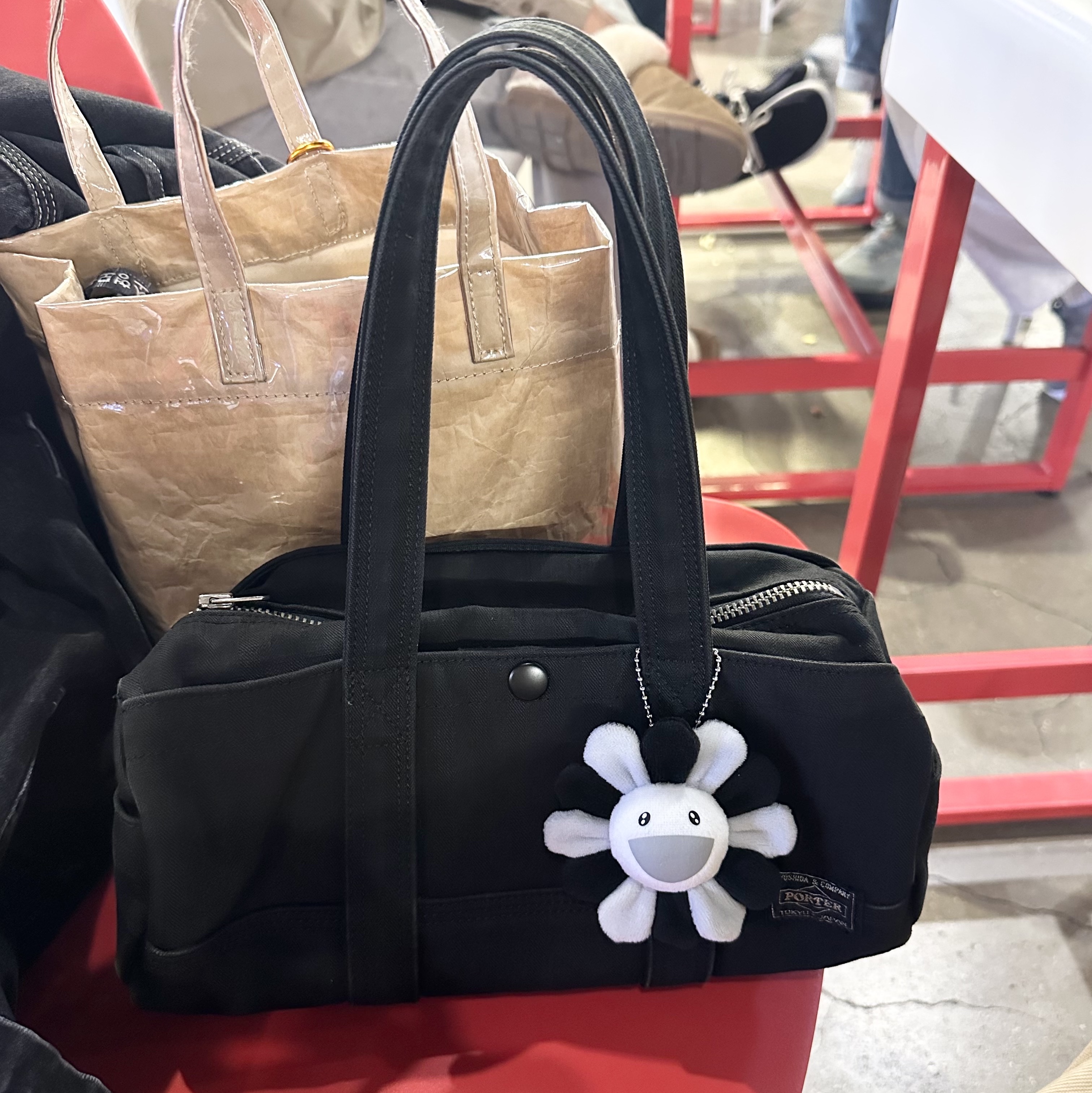 Kaikai Kiki Flower Cushion 30cm Grey Black 착용 스타일