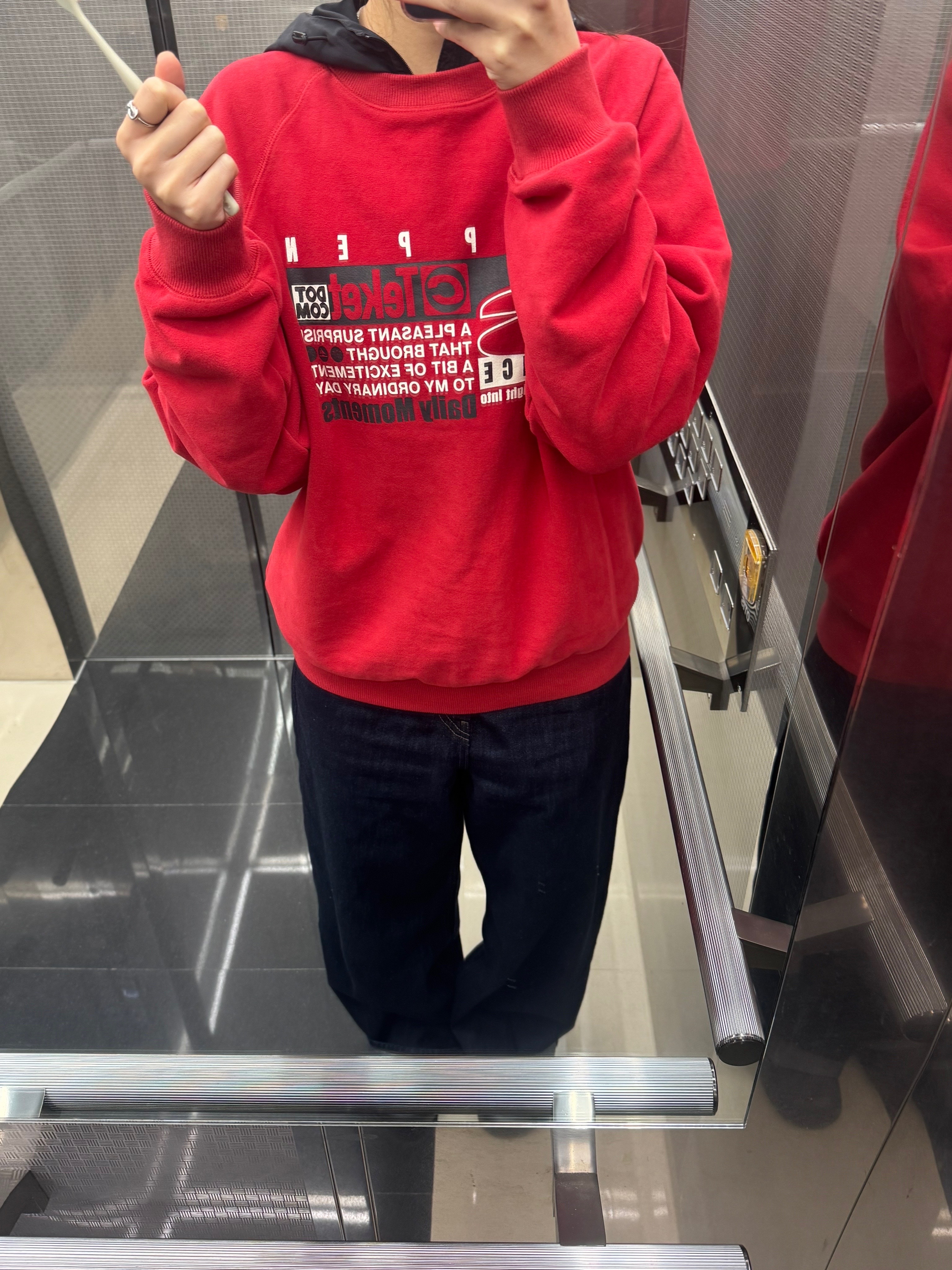 Teket HP Sweatshirt Red 착용 스타일 - 4