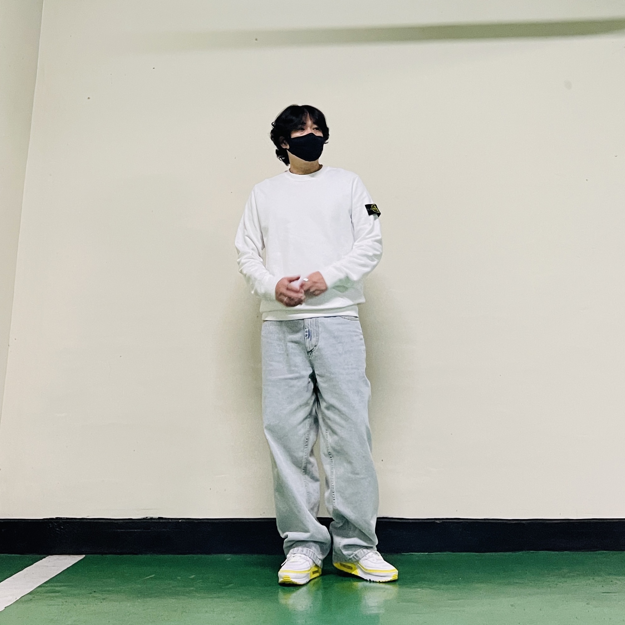 Stone Island 63020 Crewneck Sweatshirt White - 22FW, Nike x Undefeated Air Max 90 White Optic Yellow 착용 스타일 - 2
