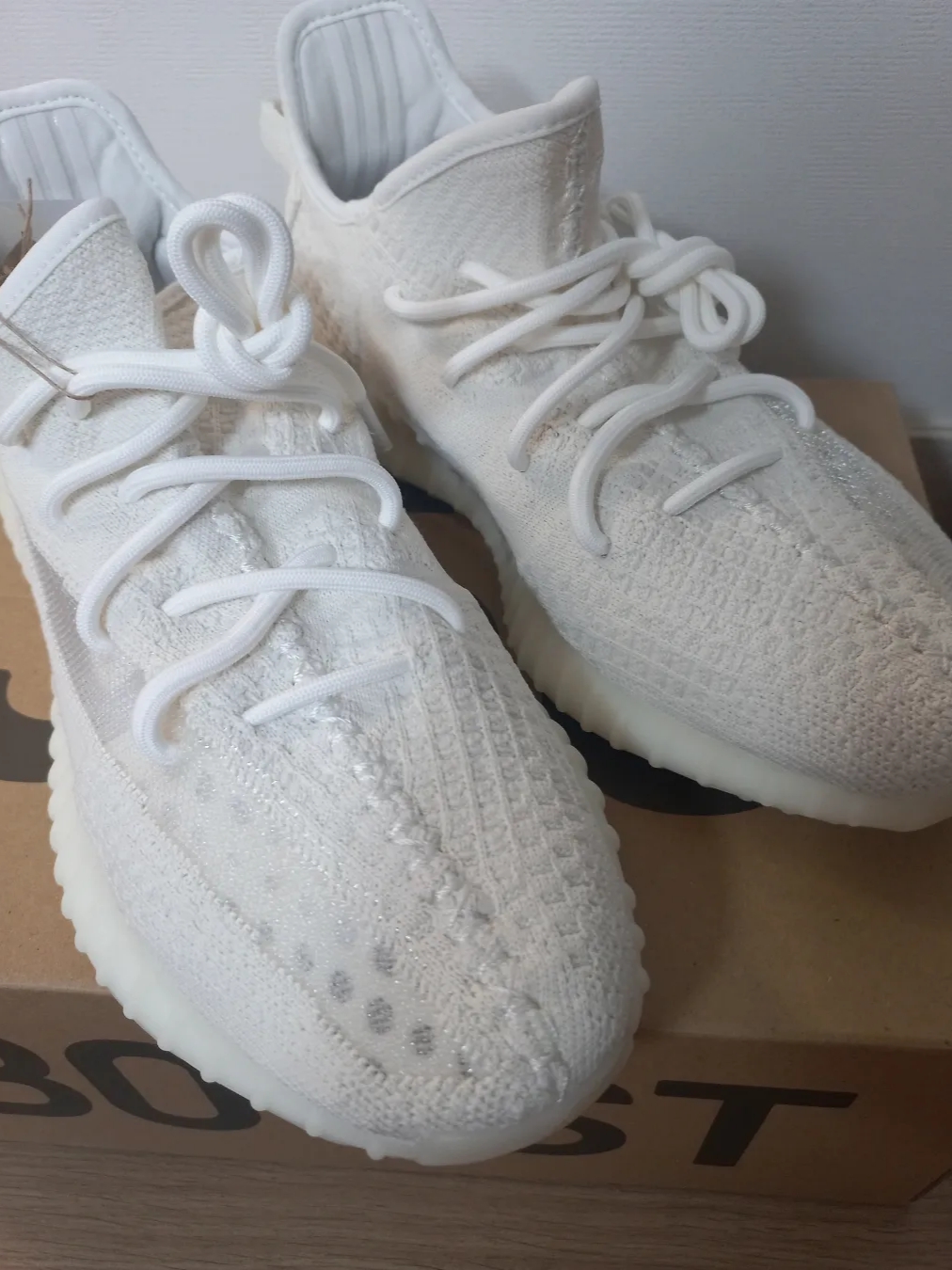 Adidas Yeezy Boost 350 V2 Bone 착용 스타일