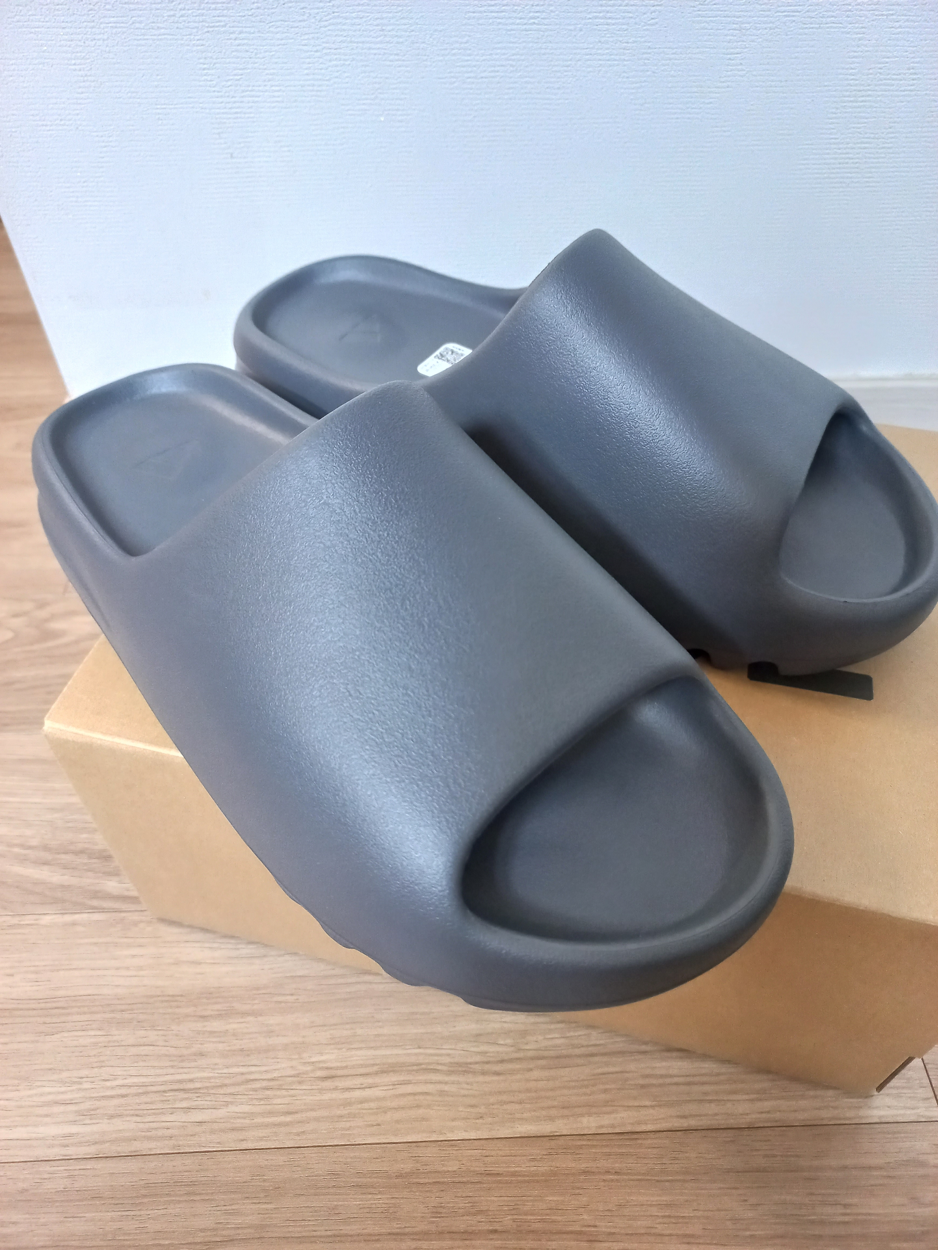 Adidas Yeezy Slide Onyx 착용 스타일
