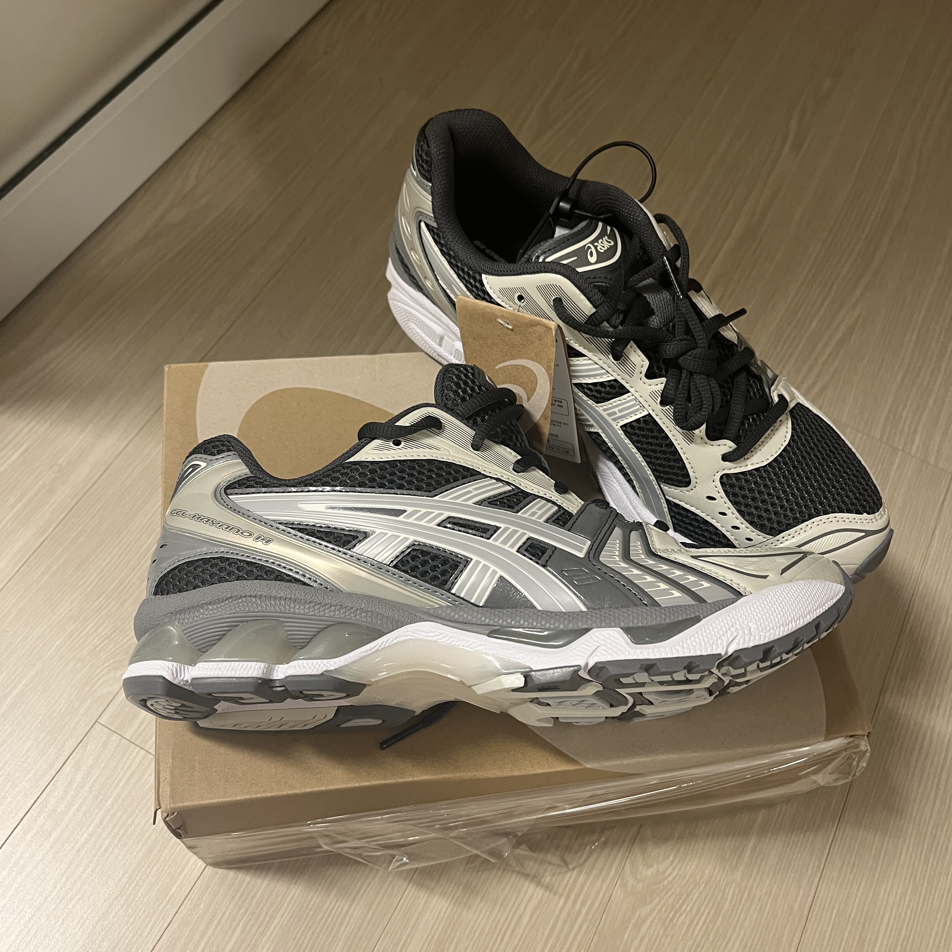 Asics Gel-Kayano 14 Obsidian Grey Cement Grey 착용 스타일 - 2