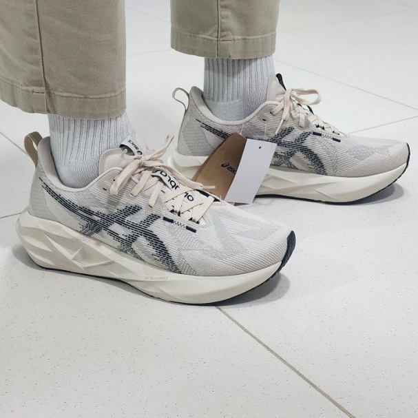Asics Novablast 5 Oatmeal Black - D Standard 착용 스타일