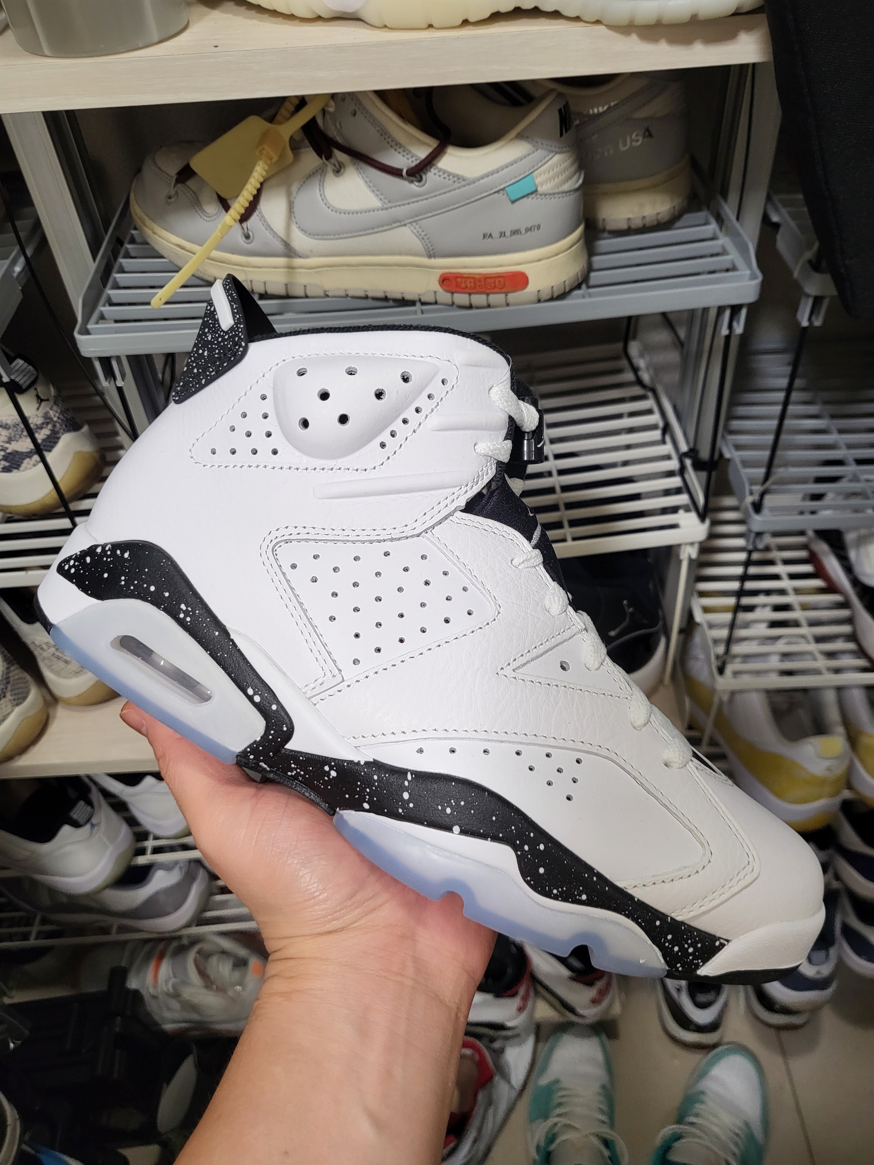Jordan 6 Retro White and Black 착용 스타일 - 1