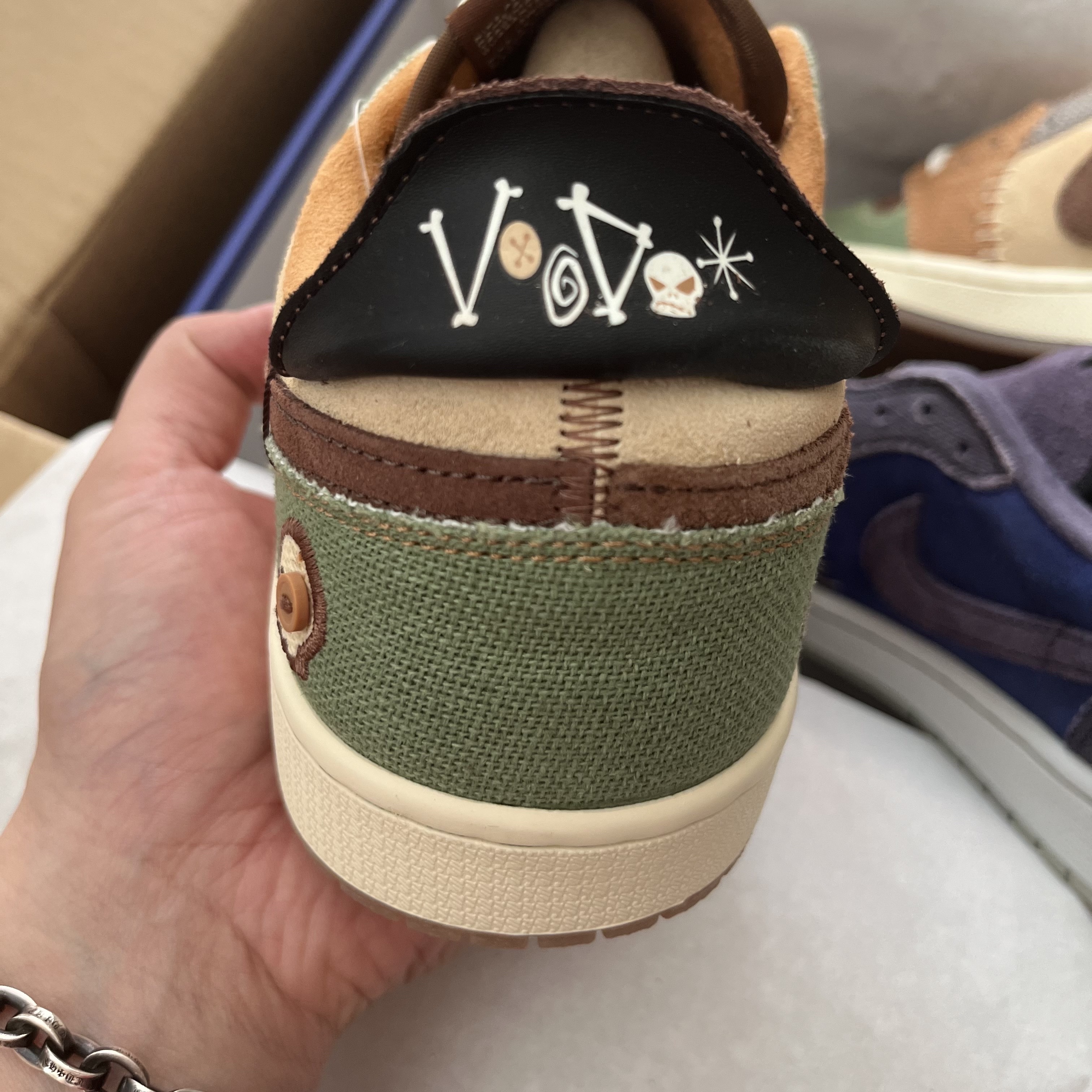Jordan 1 x Zion Williamson Retro Low OG Regency Purple and Dark Raisin, Jordan 1 x Zion Williamson Retro Low OG Flax and Oil Green 착용 스타일 - 2