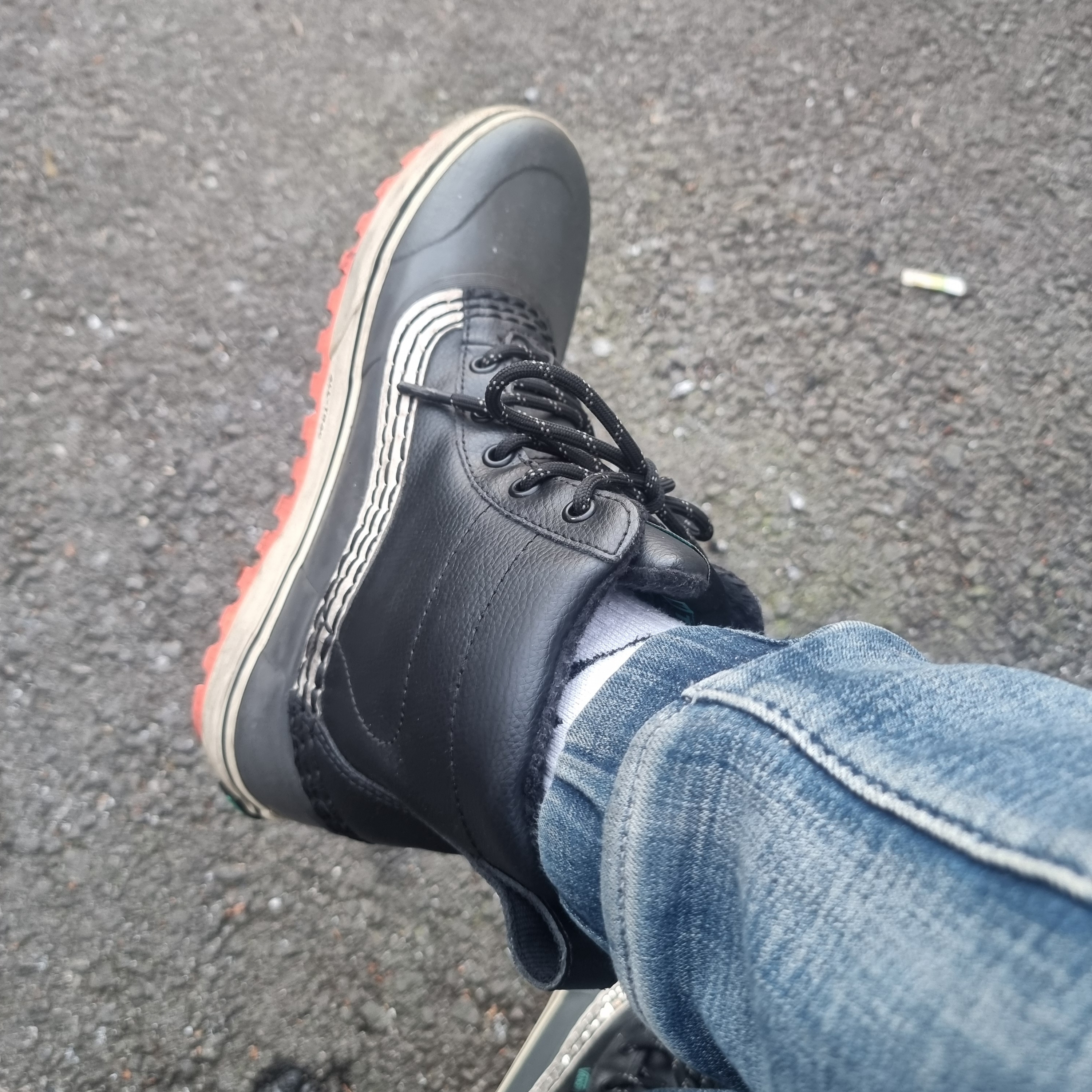 Vans Standard Mid Snow MTE Black 착용 스타일