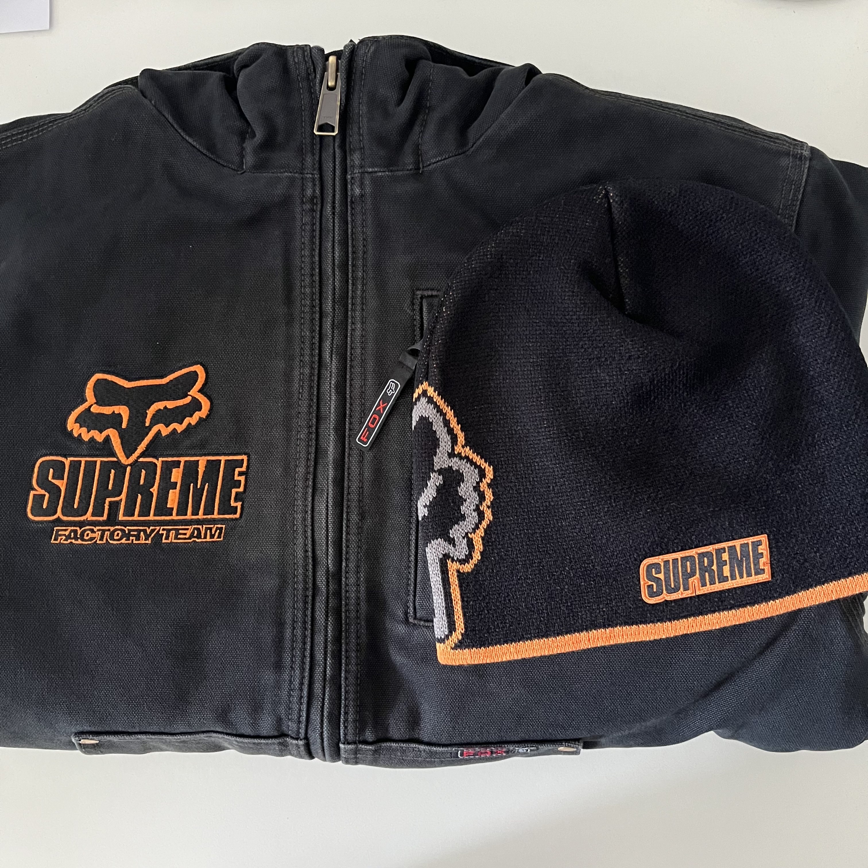 Supreme x Fox Racing Hooded Work Jacket Black - 25FW, Supreme x Fox Racing Beanie Black - 25FW 착용 스타일 - 2
