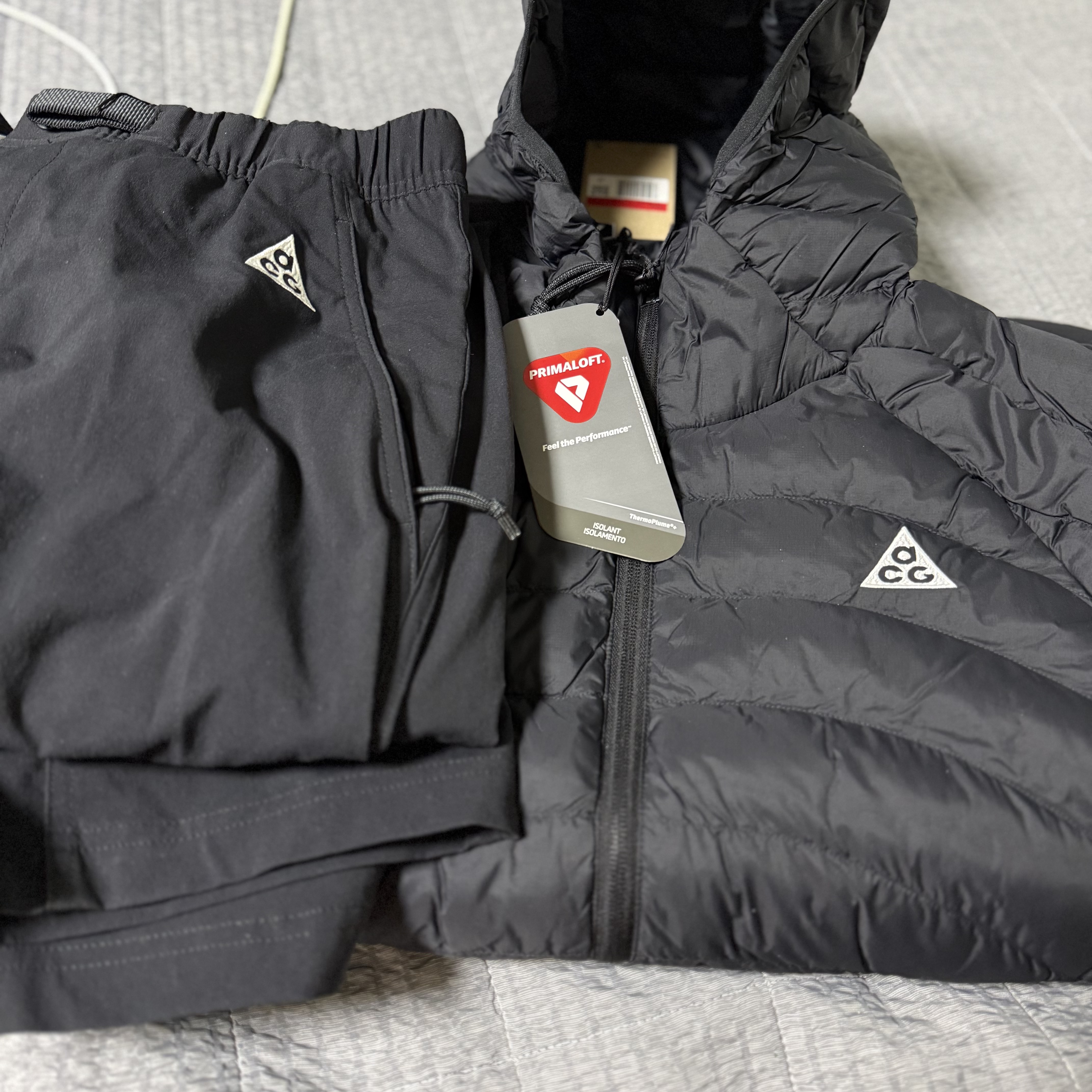 Nike ACG Lava Flow Therma-Fit ADV Jacket Black Summit White - Asia, Nike ACG Smith Summit Zip Cargo Pants Black Anthracite - Asia 착용 스타일
