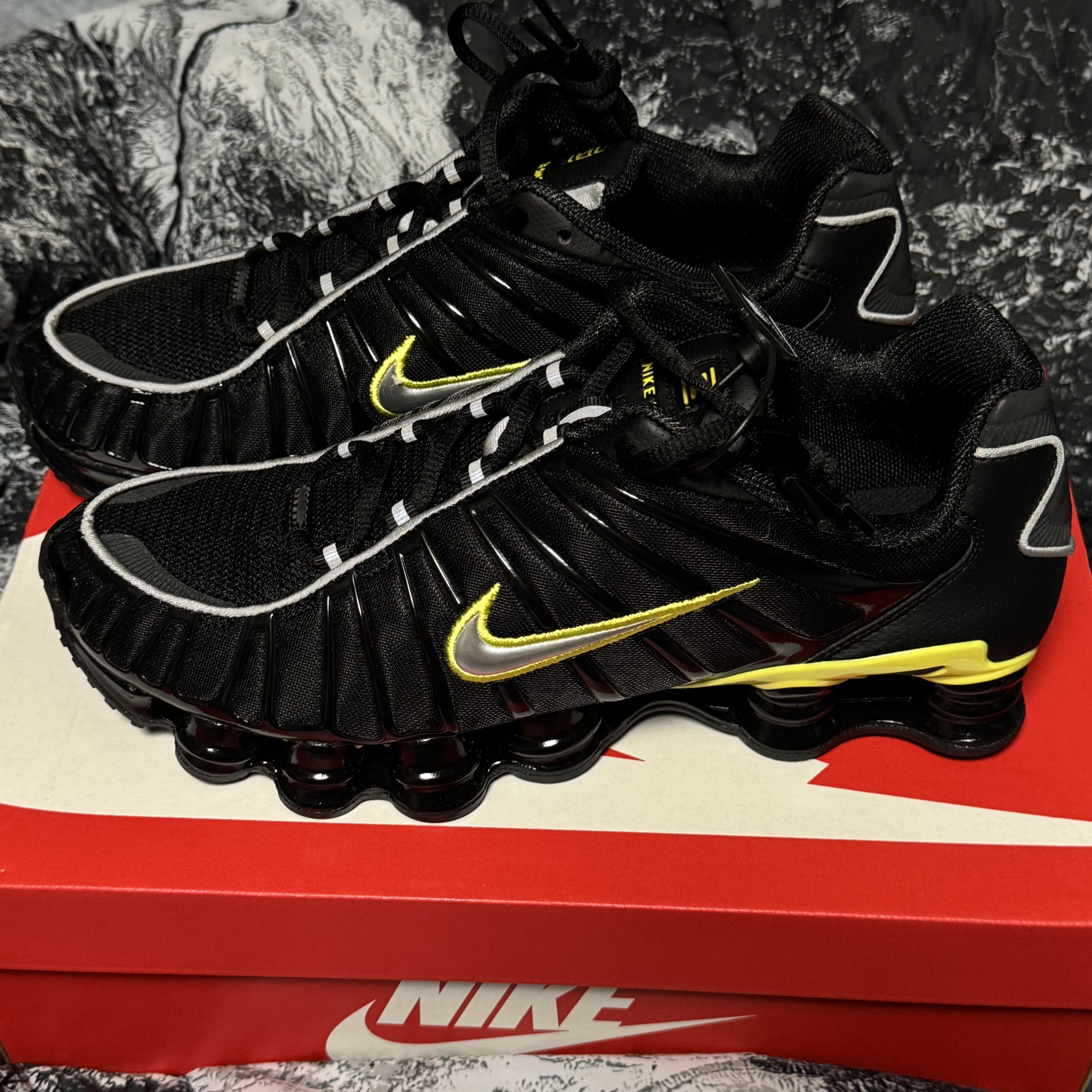 Nike Shox TL Black Dynamic Yellow 착용 스타일