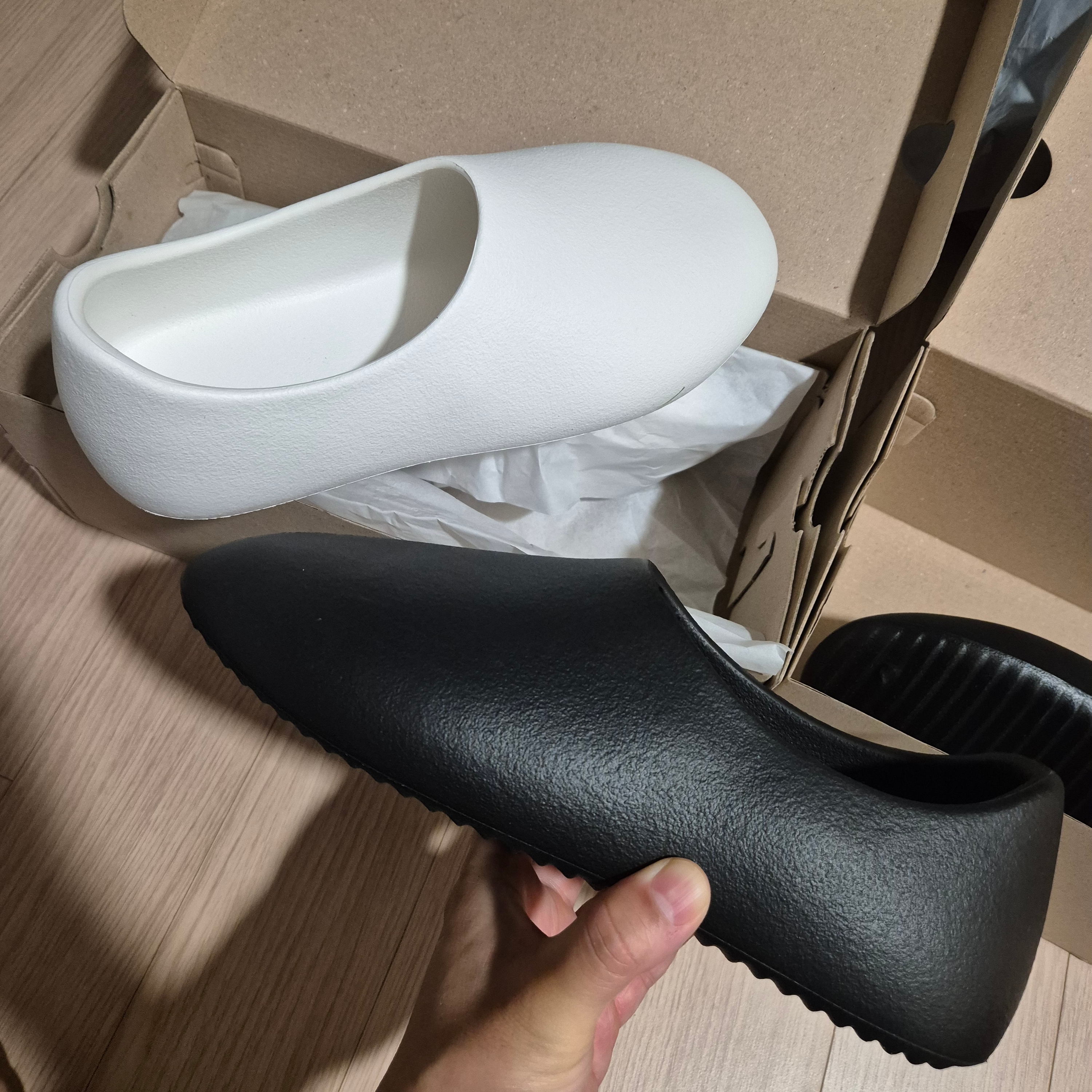 Yeezy SL-01 Black 착용 스타일