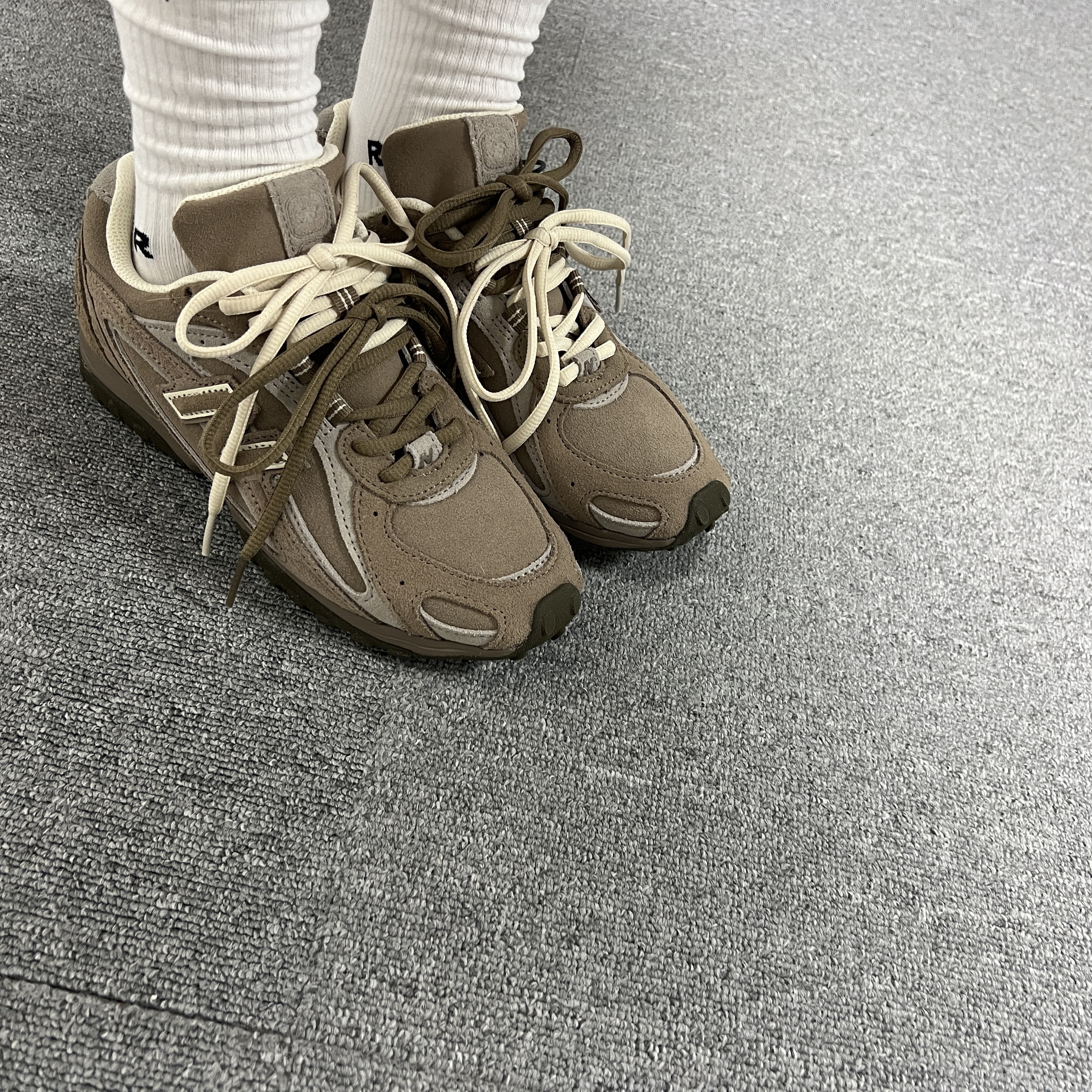 New Balance 204L Suede Mushroom Arid Stone 착용 스타일 - 1