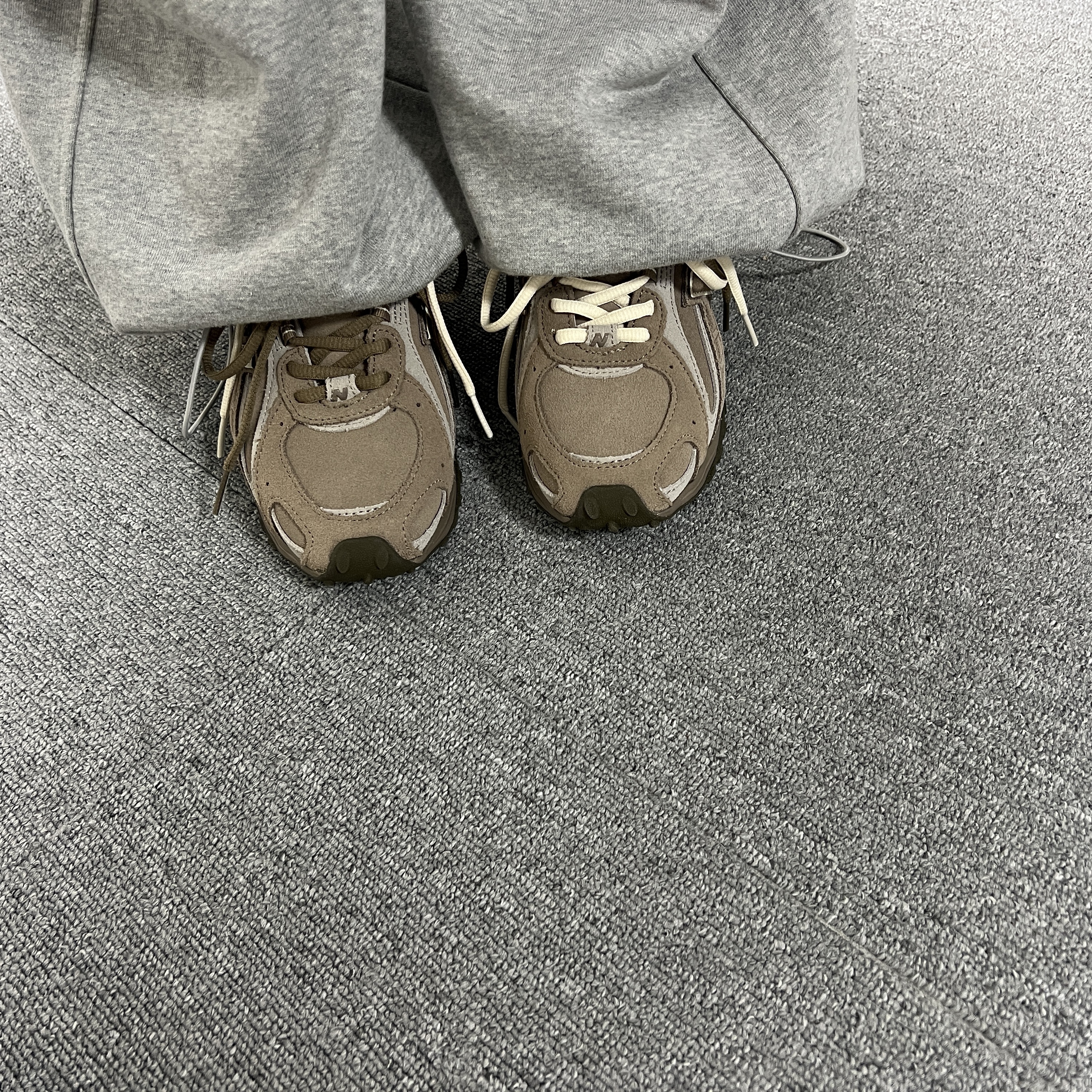 New Balance 204L Suede Mushroom Arid Stone 착용 스타일 - 2