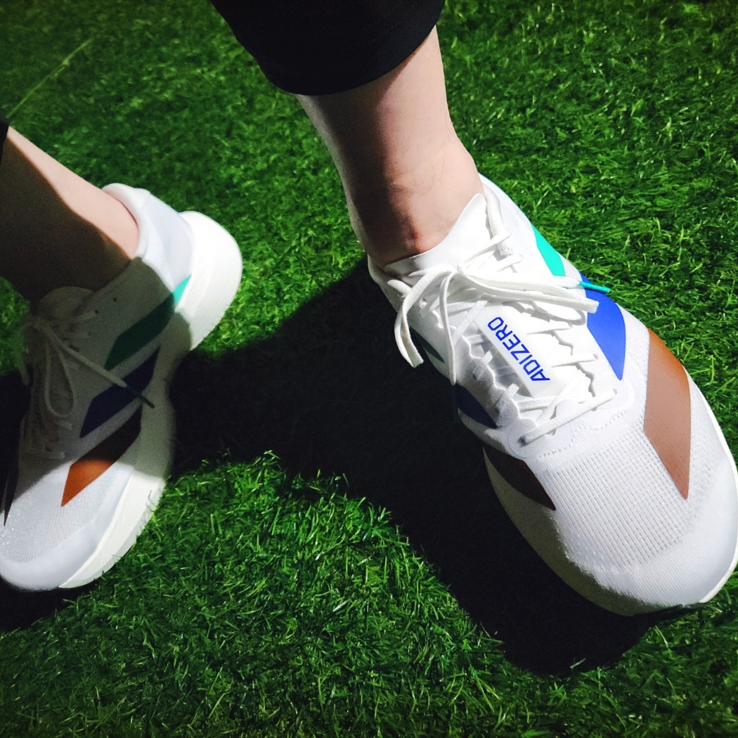 Adidas x Pharrell Williams Humanrace Adizero Adios EVO SL Cloud White Semi Court Green 착용 스타일 - 4