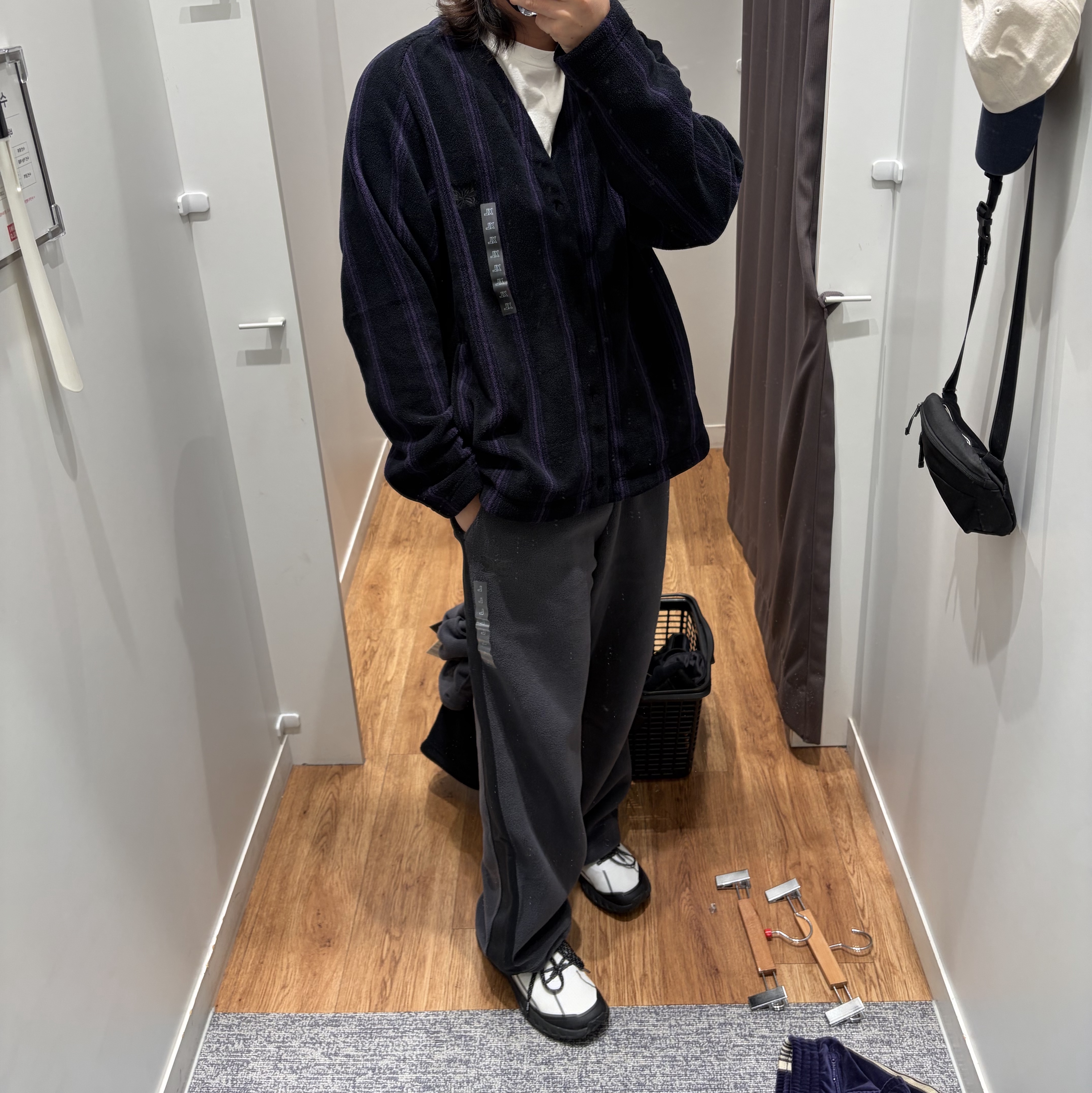 Uniqlo x Needles Fleece Wide Pants Black - KR, Uniqlo x Needles Fleece Oversized Cardigan Black - KR 착용 스타일 - 3