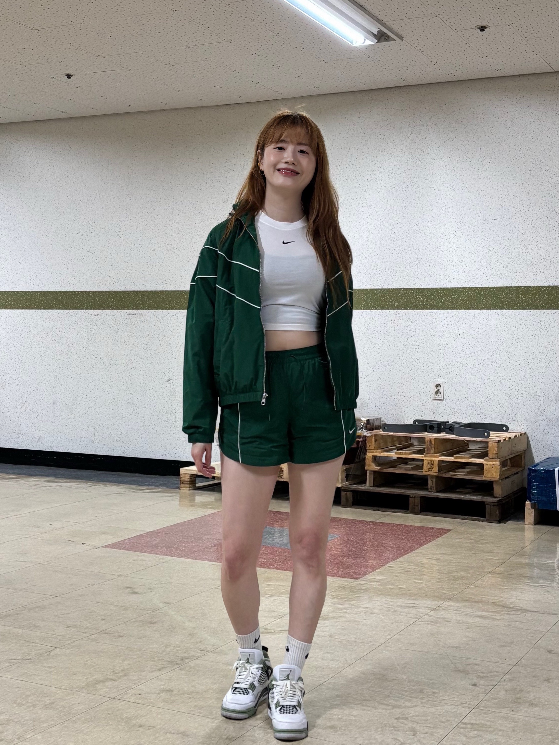 (W) Jordan 4 Retro Oil Green, (W) Nike NSW Windrunner Loose UV Woven Full Zip Jacket Gorge Green - Asia 착용 스타일 - 1