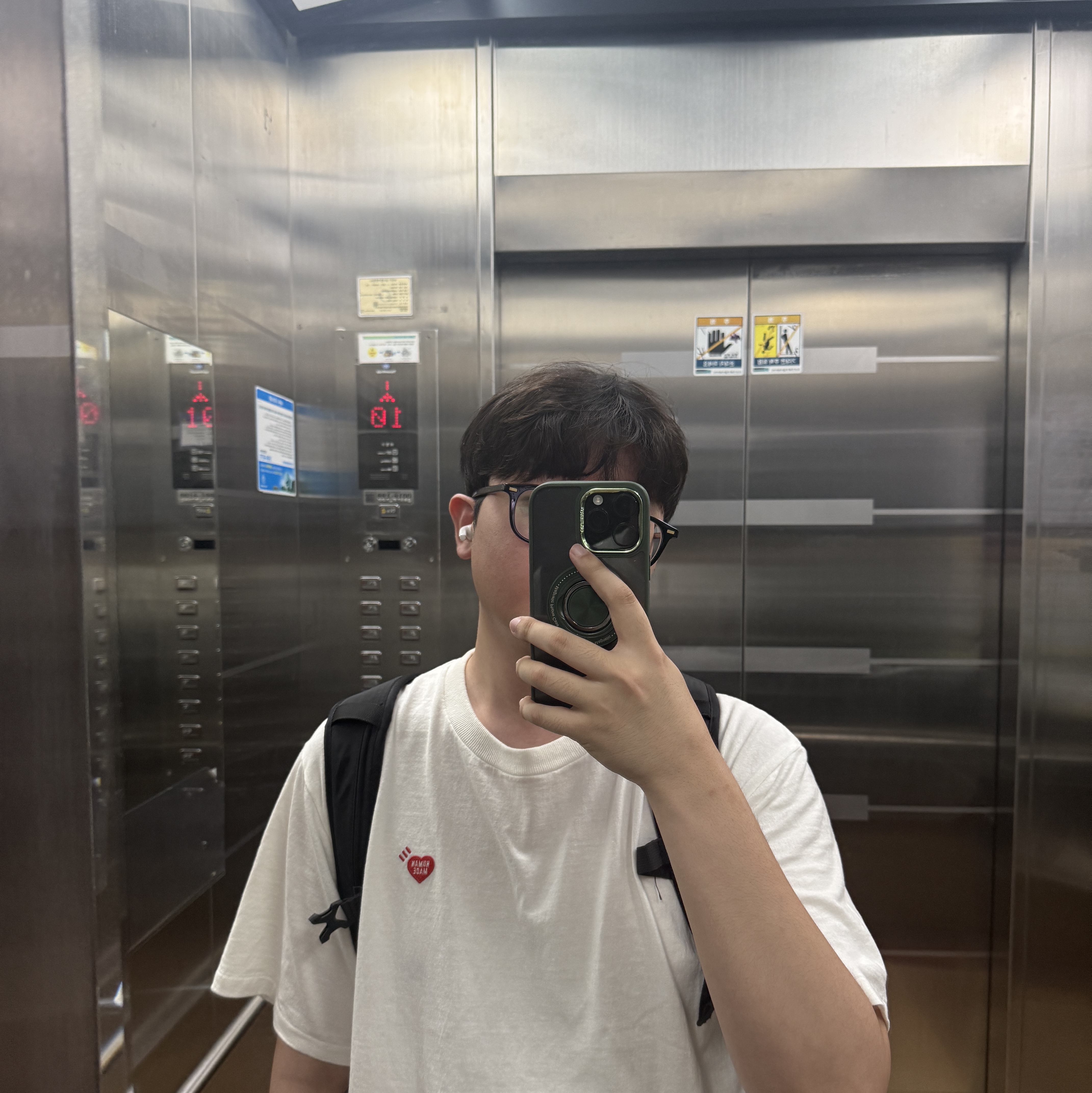 Human Made Heart Badge T-Shirt White - Offline Store Exclusive 착용 스타일