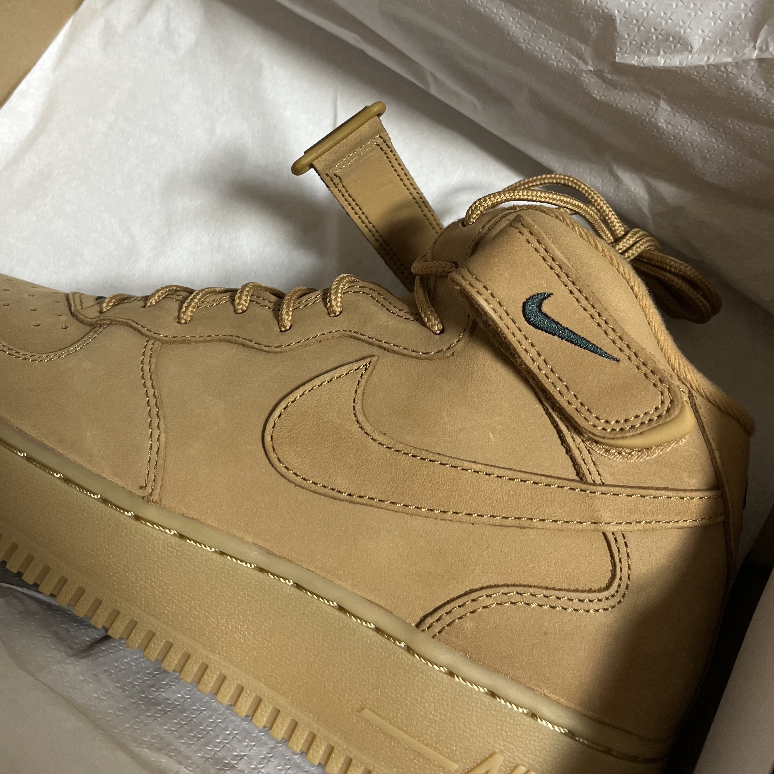 Nike Air Force 1 Mid Flax and Outdoor Green 착용 스타일 - 2