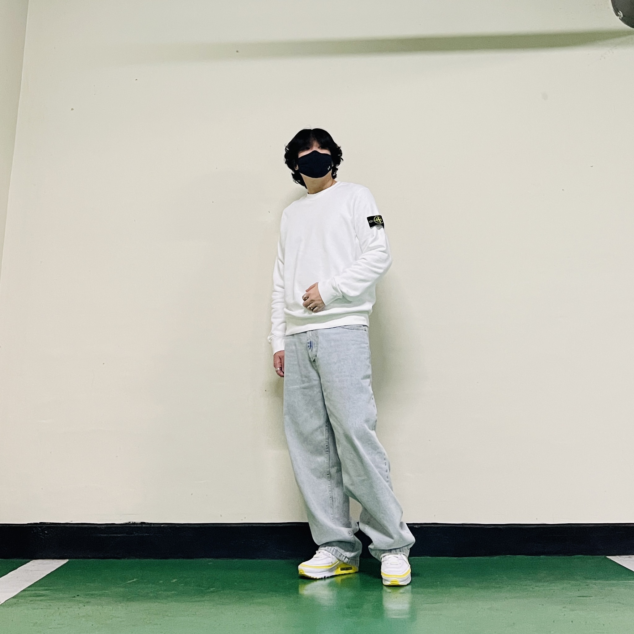 Stone Island 63020 Crewneck Sweatshirt White - 22FW, Nike x Undefeated Air Max 90 White Optic Yellow 착용 스타일 - 1