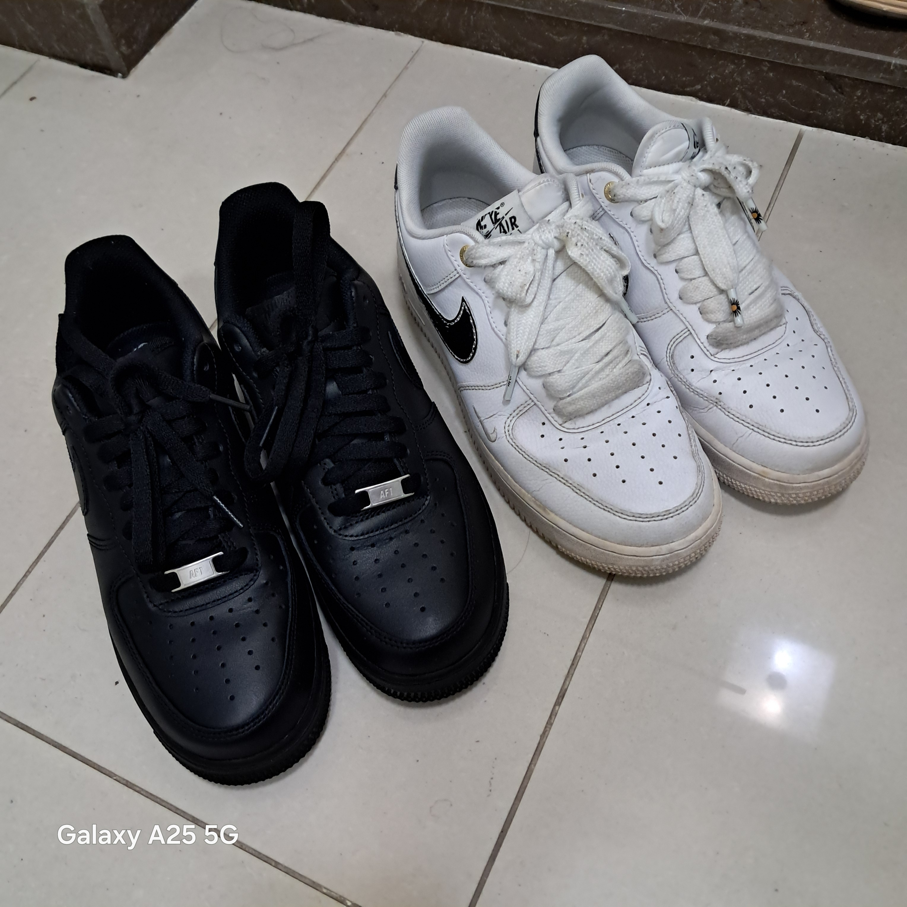 Nike Air Force 1 '07 Low Triple Black 착용 스타일 - 2