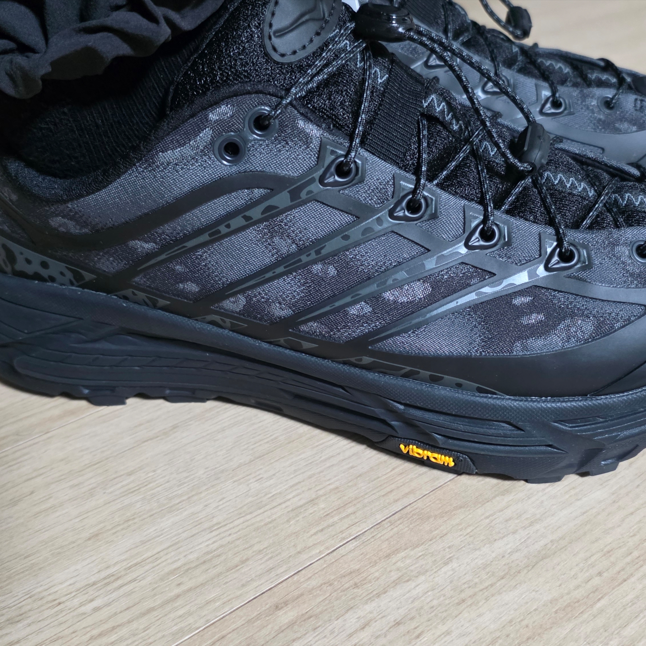 Hoka Mafate Three2 Tech Stealth Black 착용 스타일 - 4