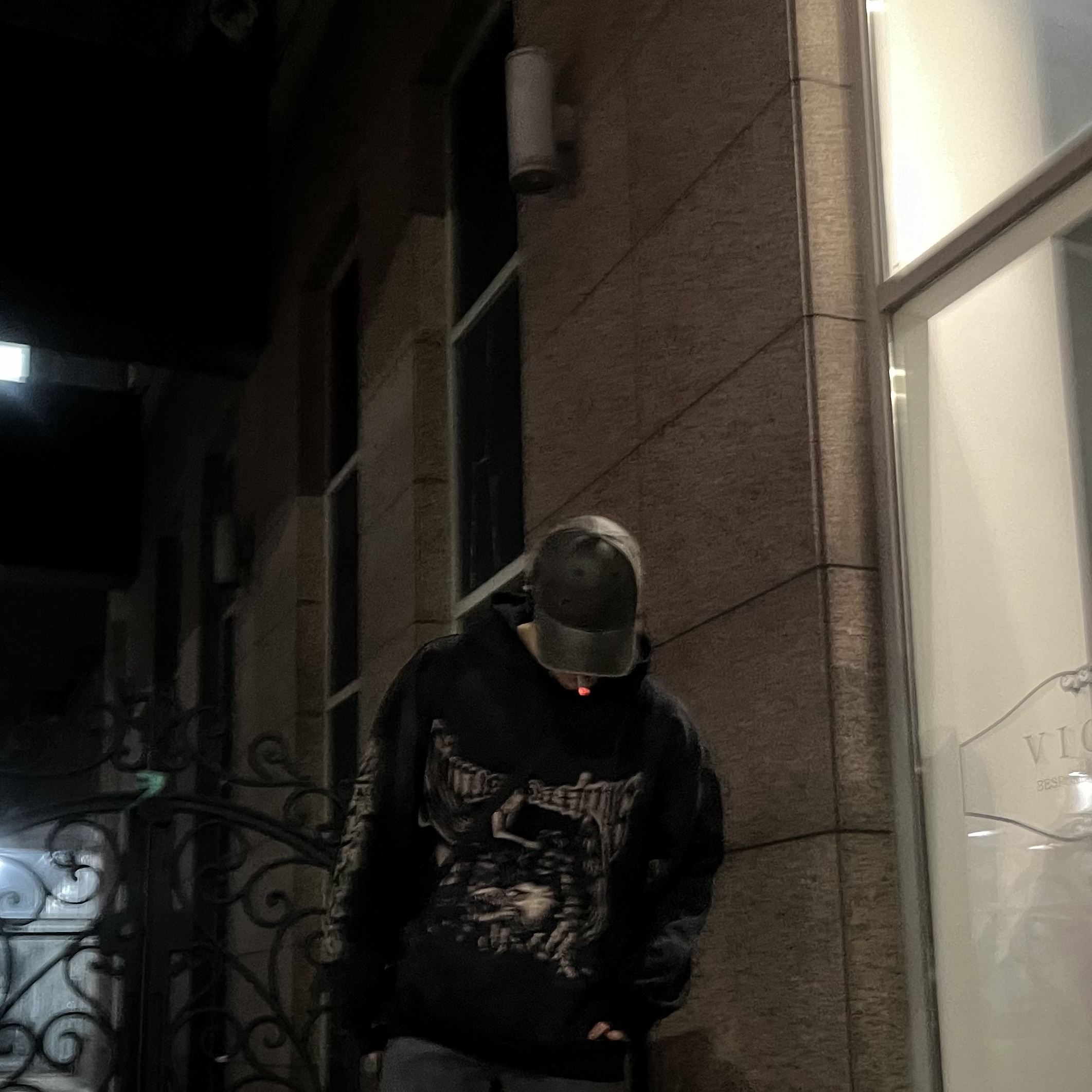 Travis Scott Circus Maximus Stadium Tour 25 Spray Hoodie Black, Travis Scott Circus Maximus Stadium Tour 25 Wax Hat 착용 스타일