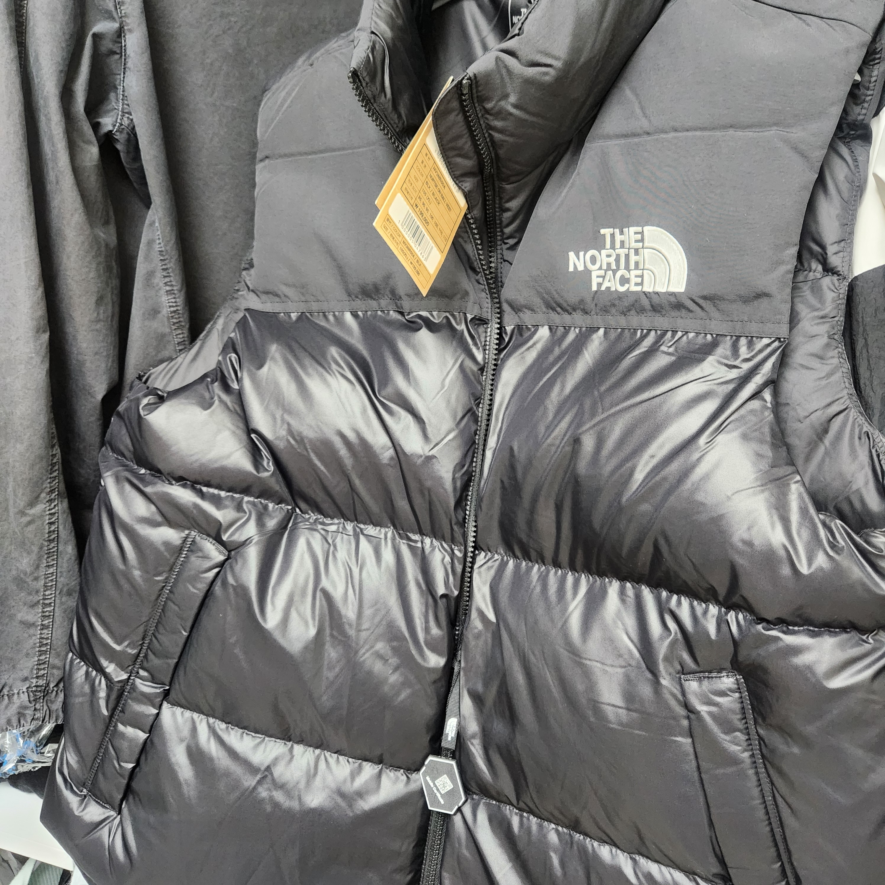 The North Face Nuptse On Ball Vest Black 착용 스타일 - 2