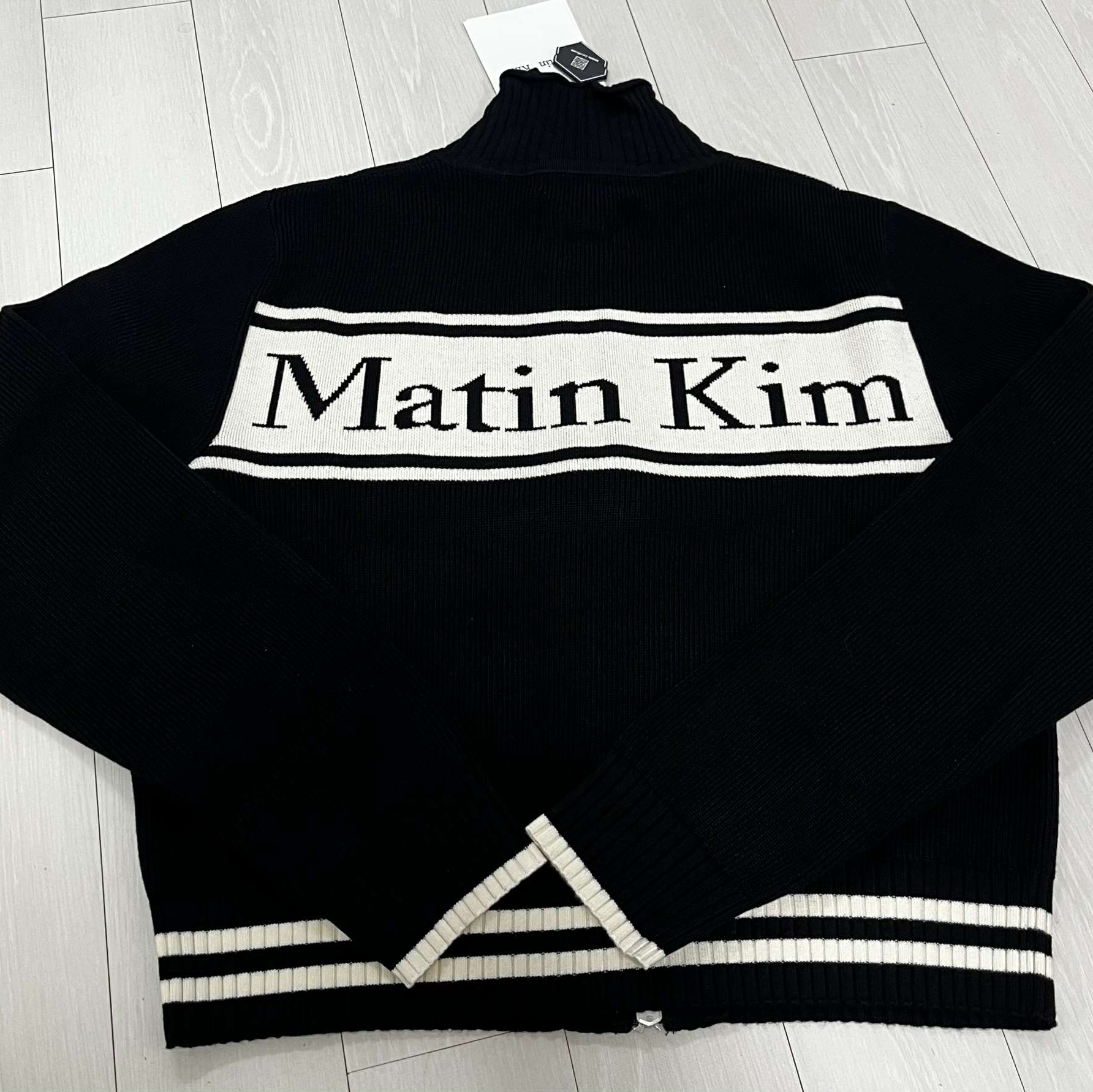 Matin Kim Spell Point Stripe Knit Cardigan Black 착용 스타일
