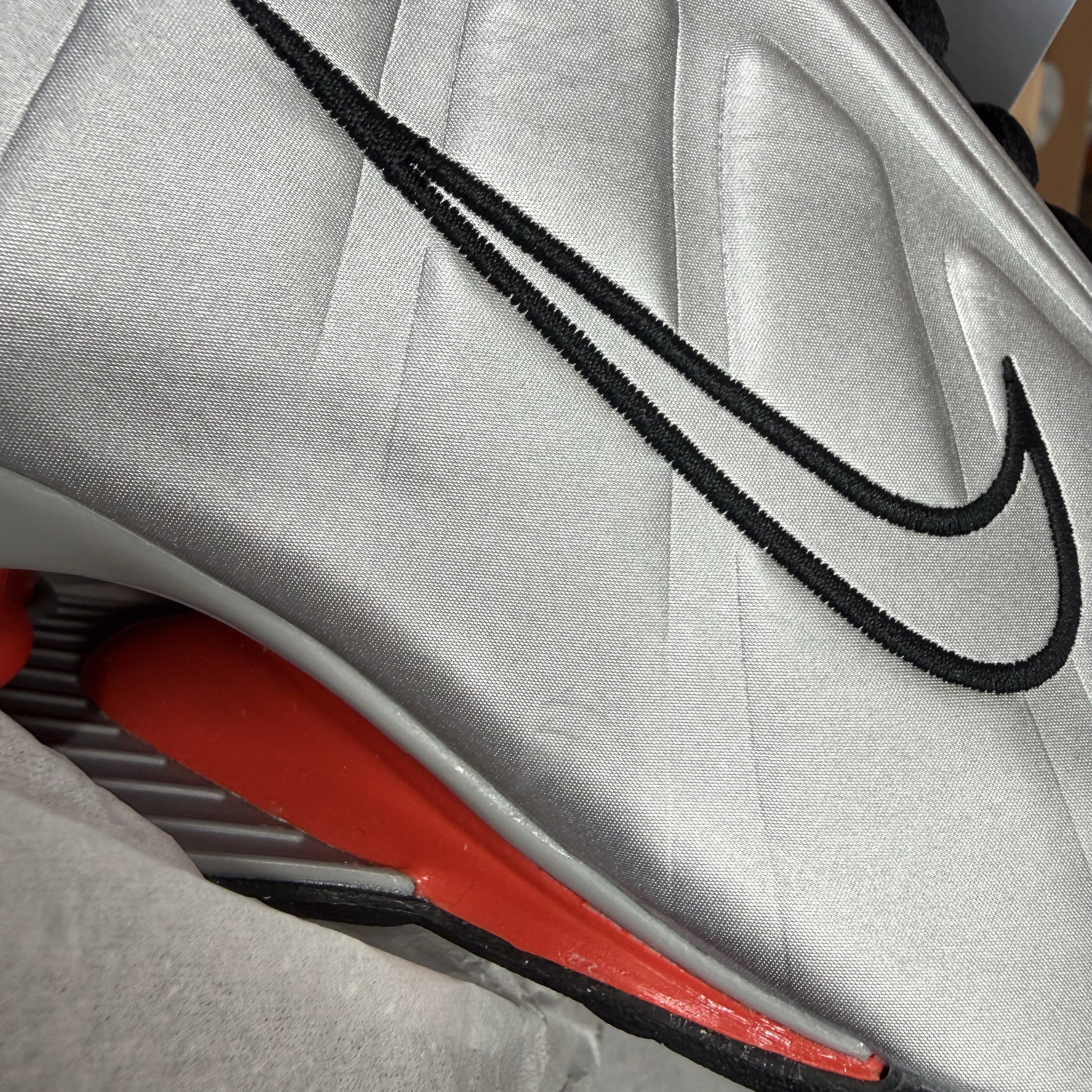 Nike Shox R4 Metallic Silver Red 착용 스타일 - 3
