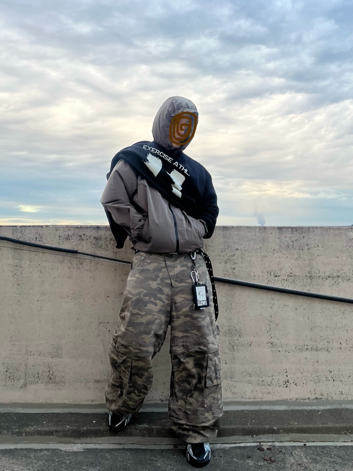 [KREAM Exclusive] Kamien Titan Baggy Pants Kream Camo, Nike Shox R4 Metallic Silver Red 착용 스타일 - 7