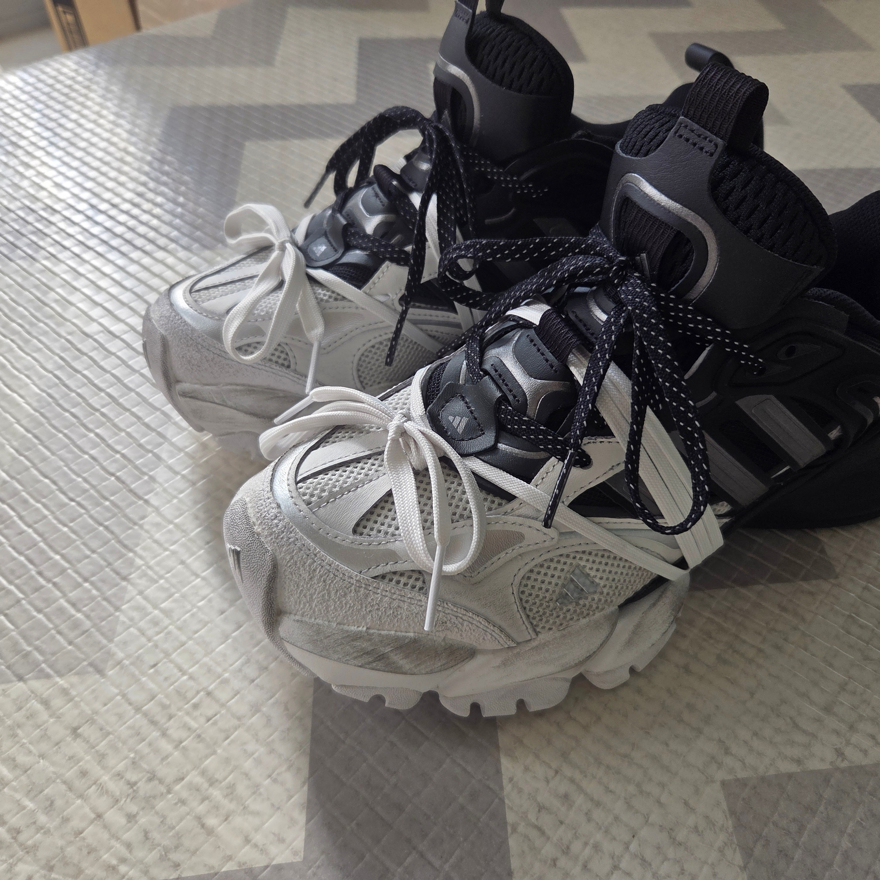 Adidas Vento XLG Runner Deluxe Sneakers White Black 착용 스타일