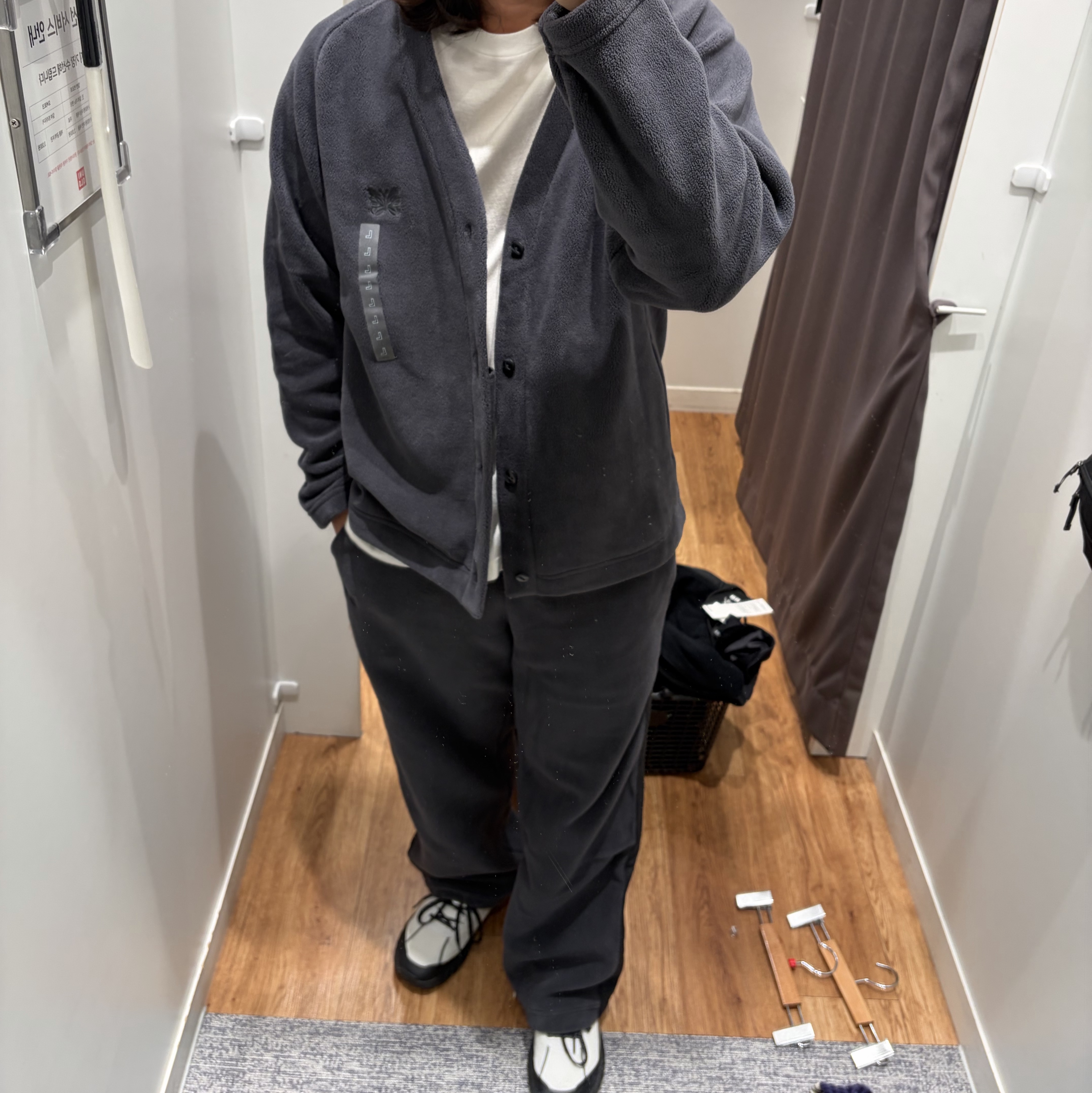 Uniqlo x Needles Fleece Wide Pants Black - KR, Uniqlo x Needles Fleece Oversized Cardigan Black - KR 착용 스타일 - 2